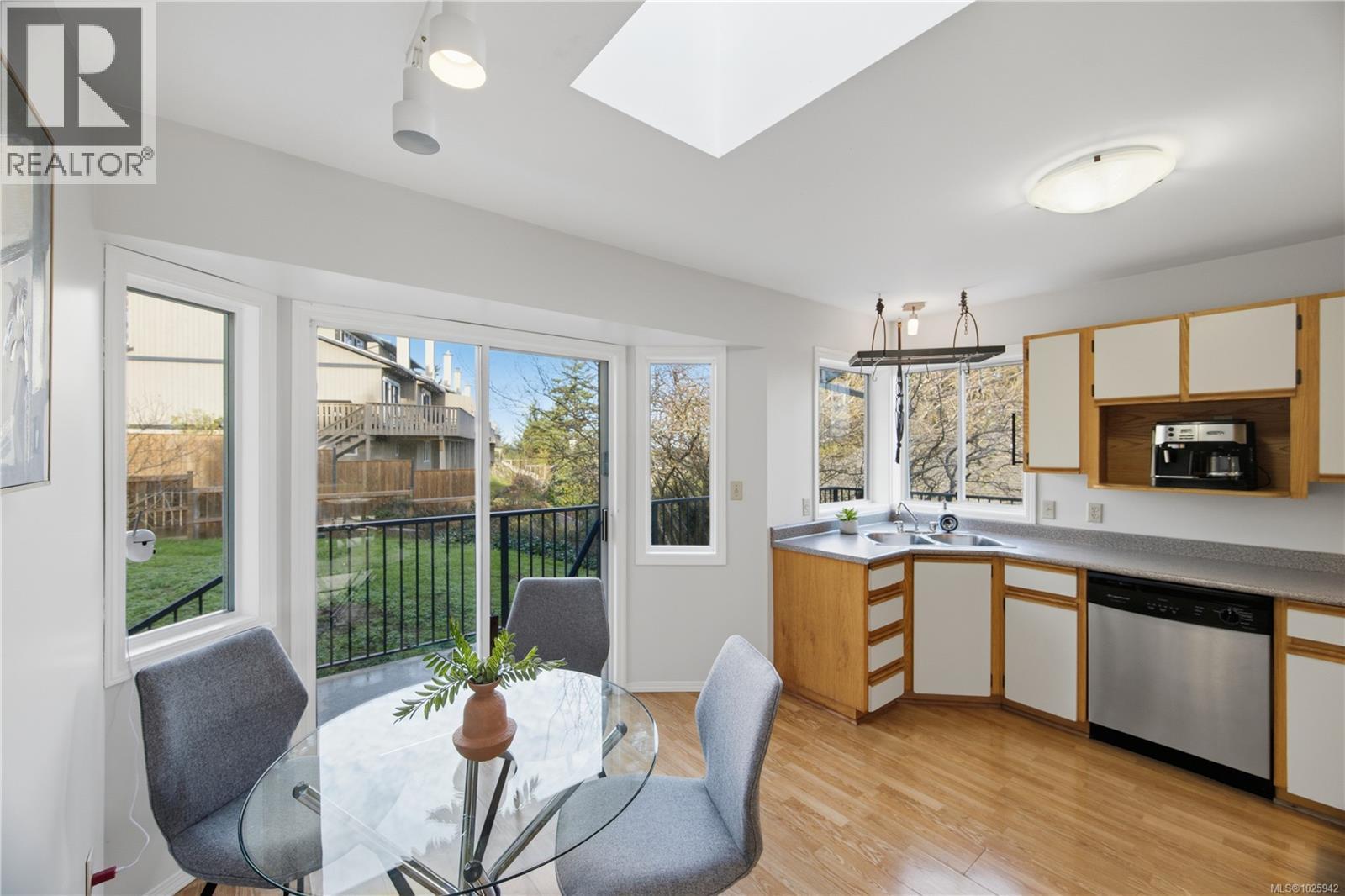 628 Cairndale Rd, Colwood