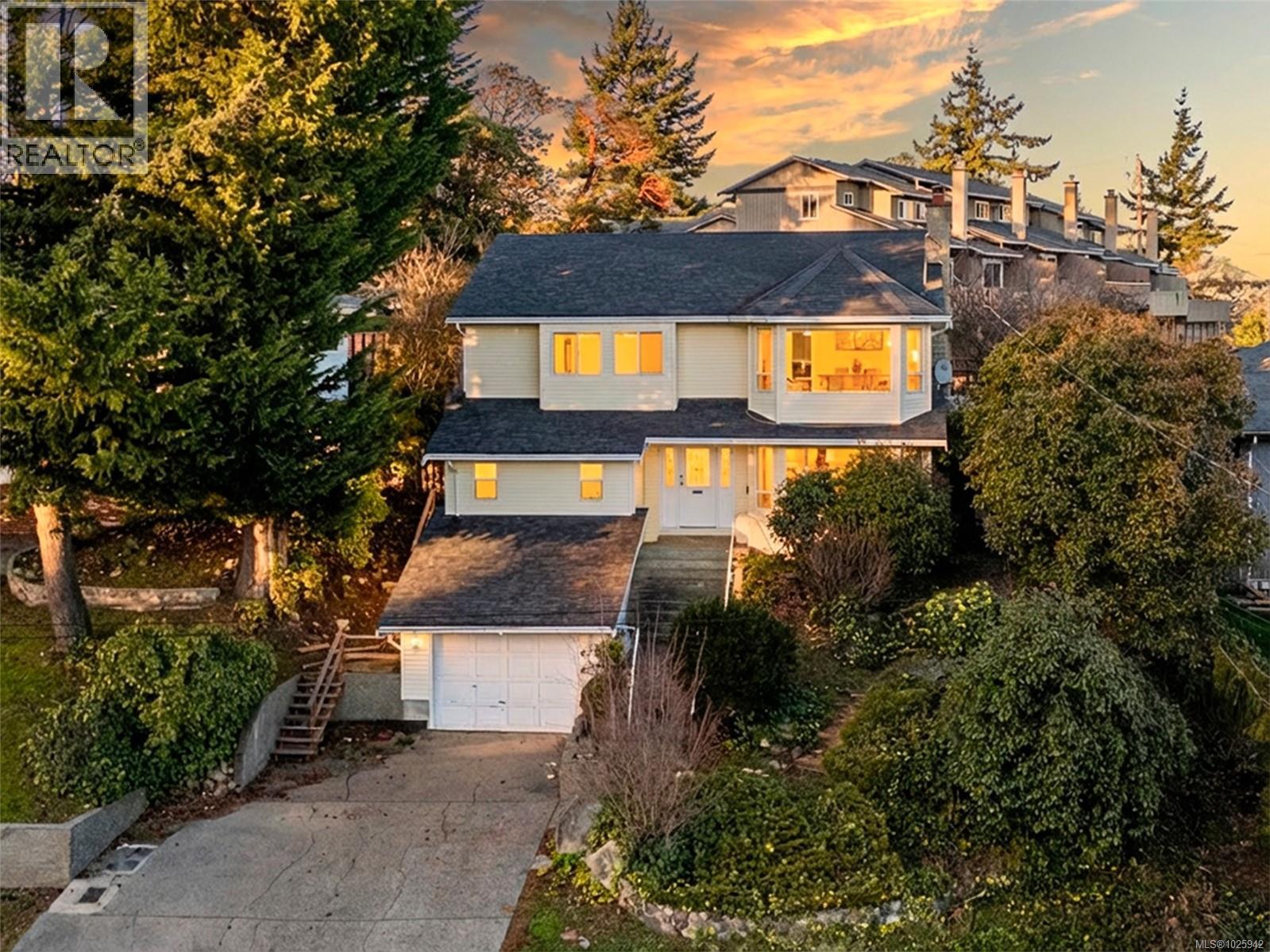 628 Cairndale Rd, Colwood