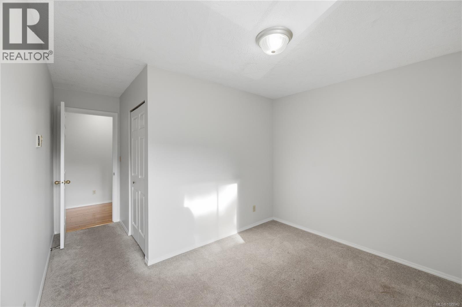 628 Cairndale Rd, Colwood