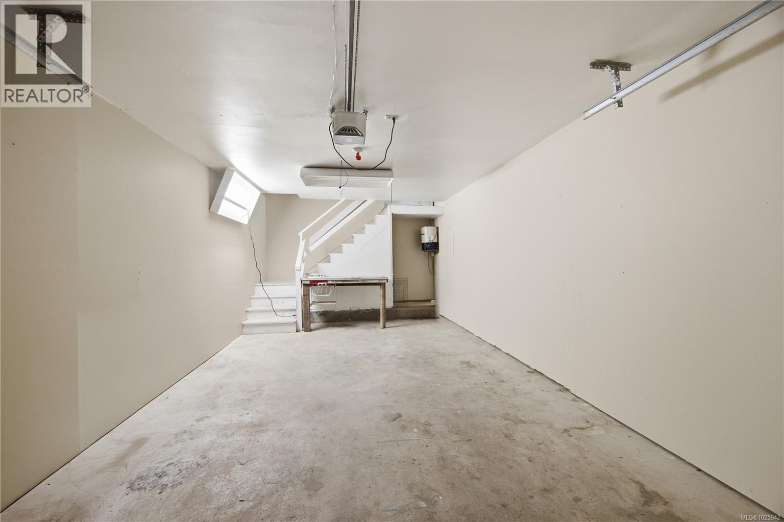 628 Cairndale Rd, Colwood