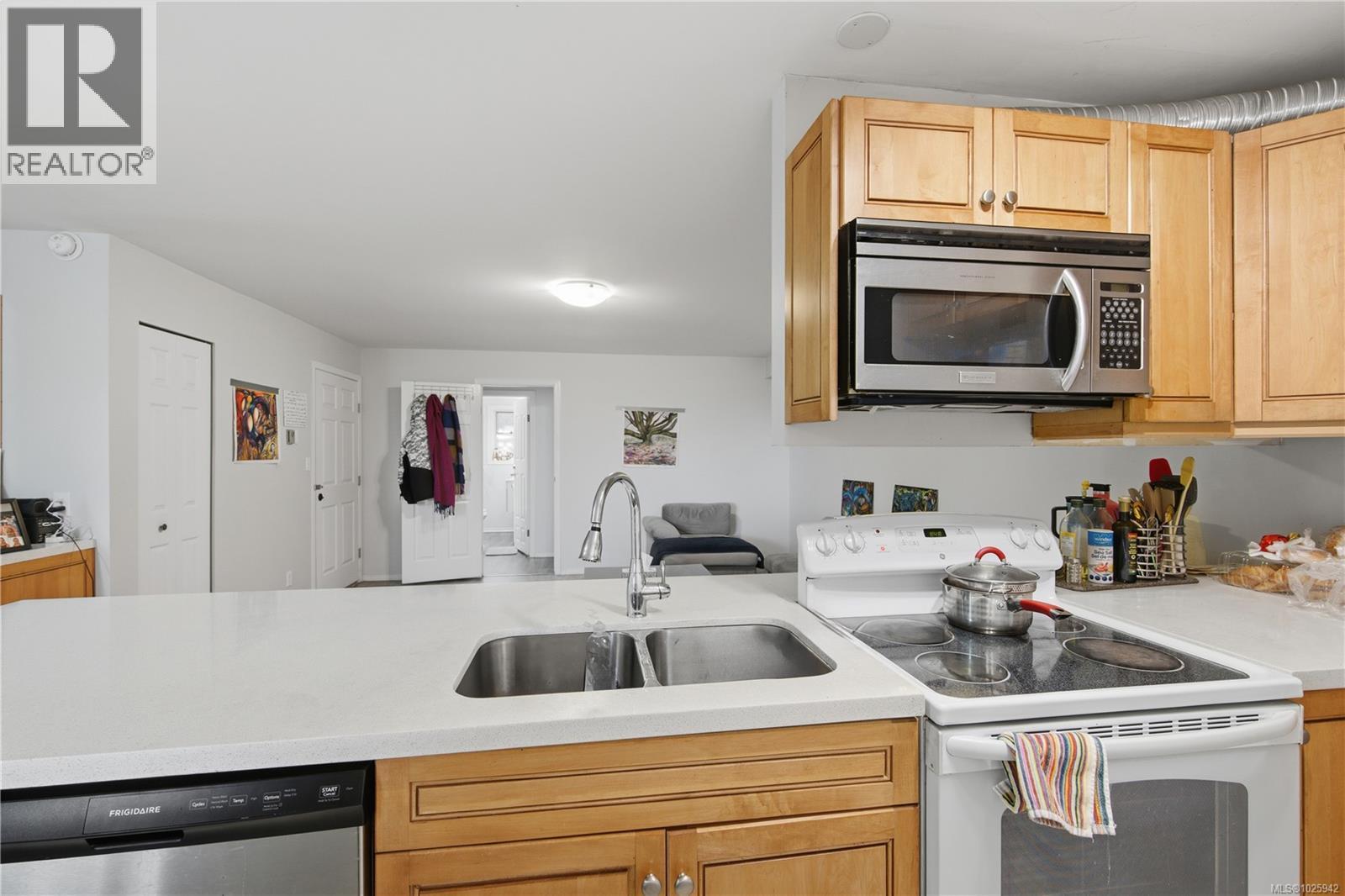 628 Cairndale Rd, Colwood