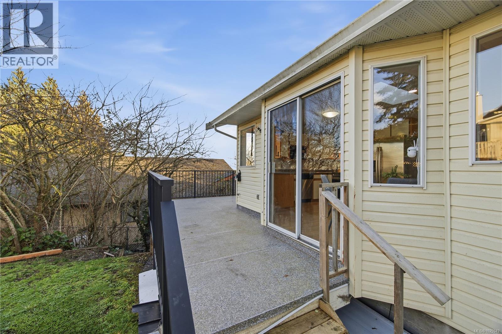 628 Cairndale Rd, Colwood