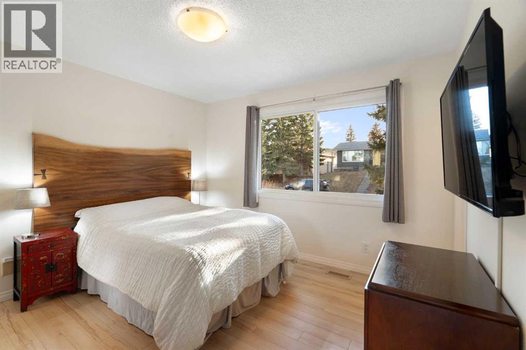 Single Family House Bungalow for Sale in  Hunterbrook Place NW Huntington Hills Calgary 