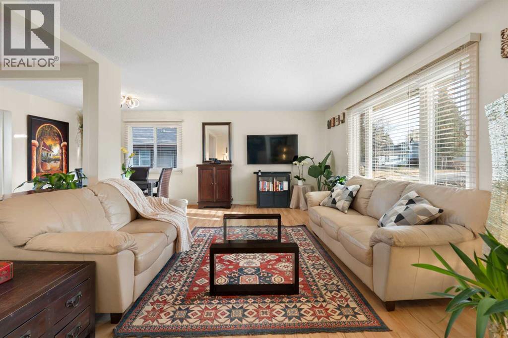 Single Family House Bungalow for Sale in  Hunterbrook Place NW Huntington Hills Calgary 