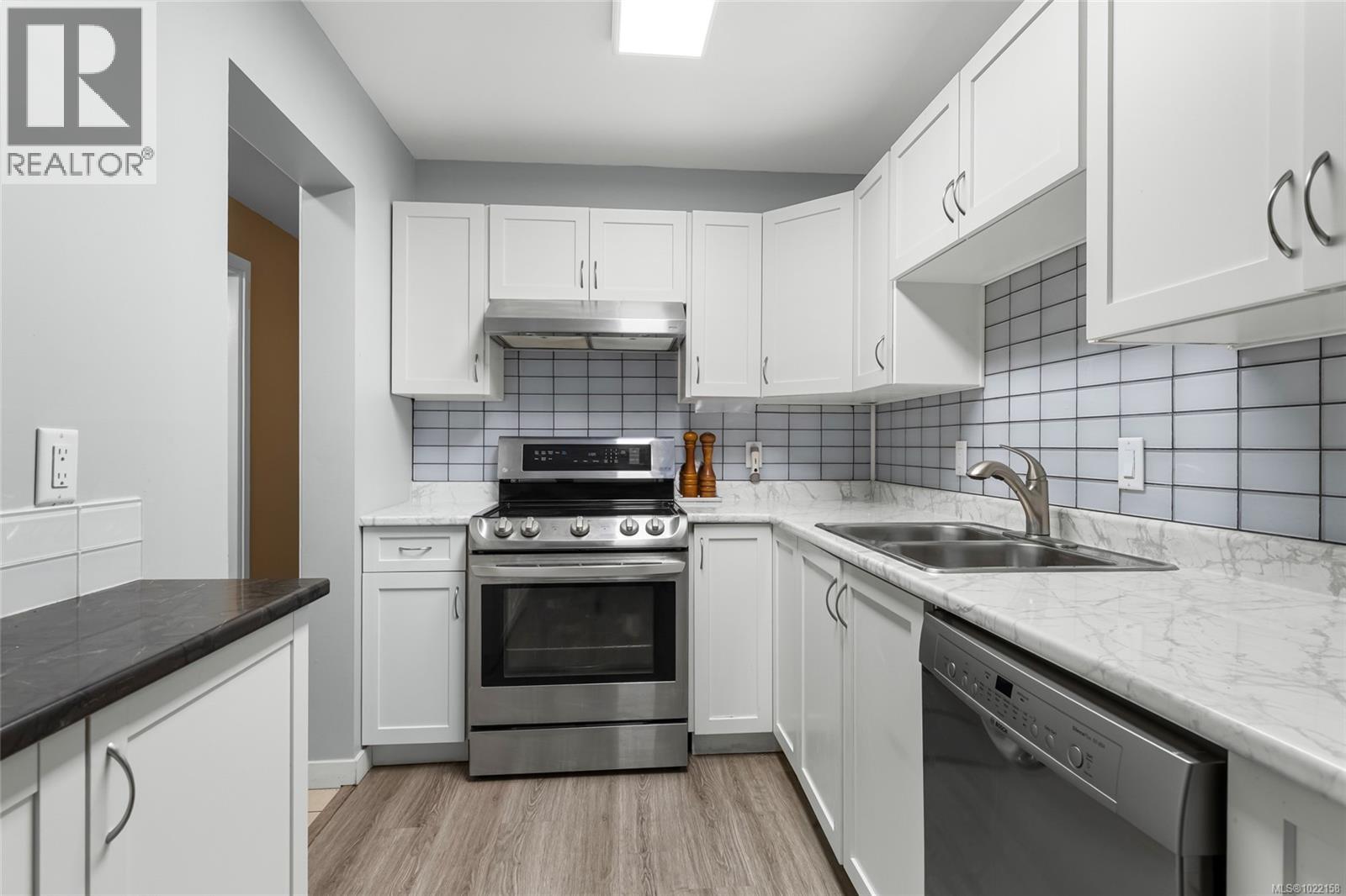 103 1875 Lansdowne Rd, Saanich