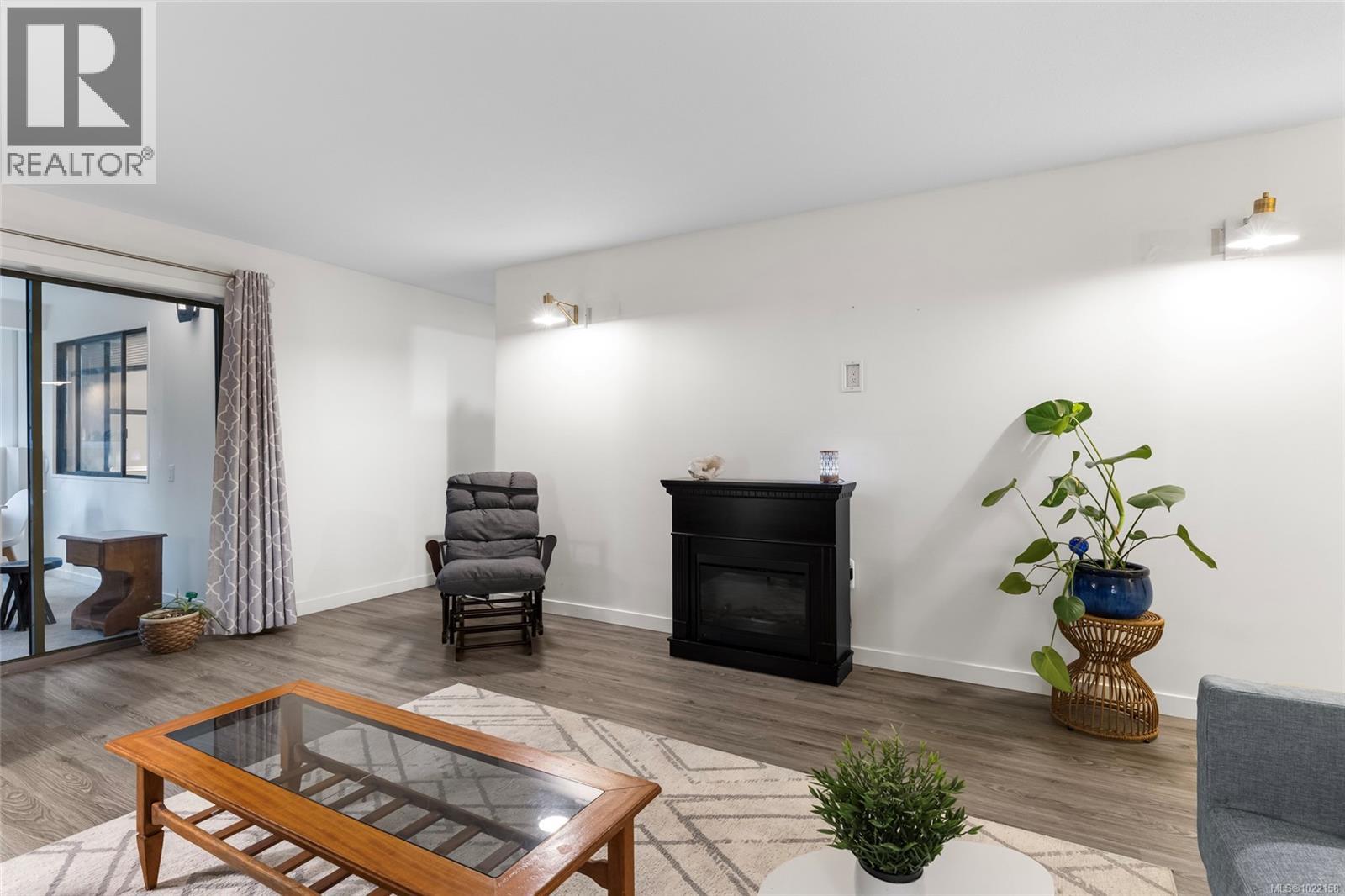 103 1875 Lansdowne Rd, Saanich