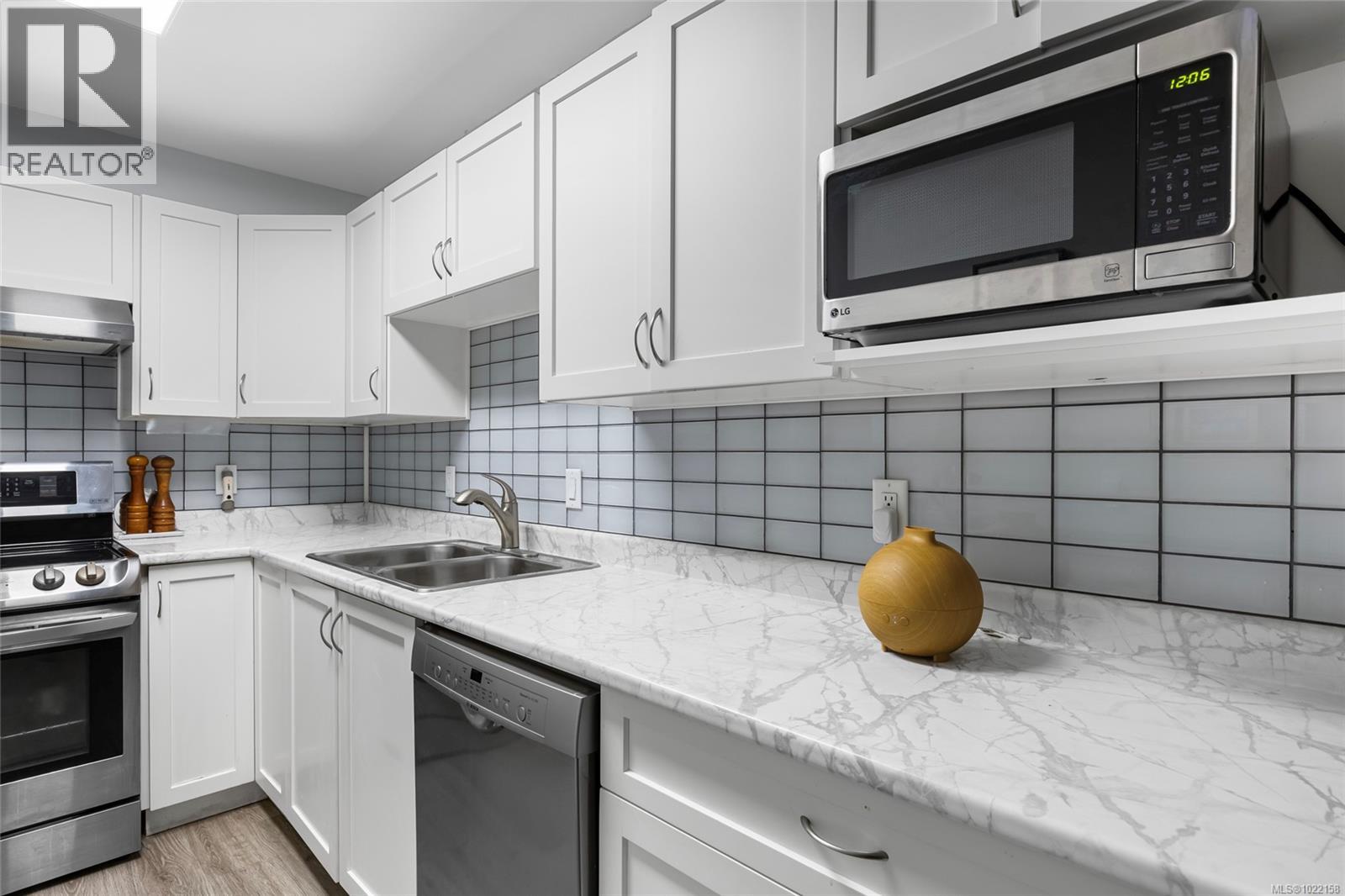 103 1875 Lansdowne Rd, Saanich