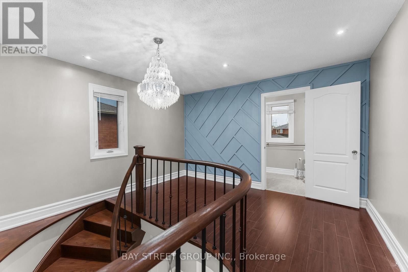 34 LAMP CRESCENT - 33