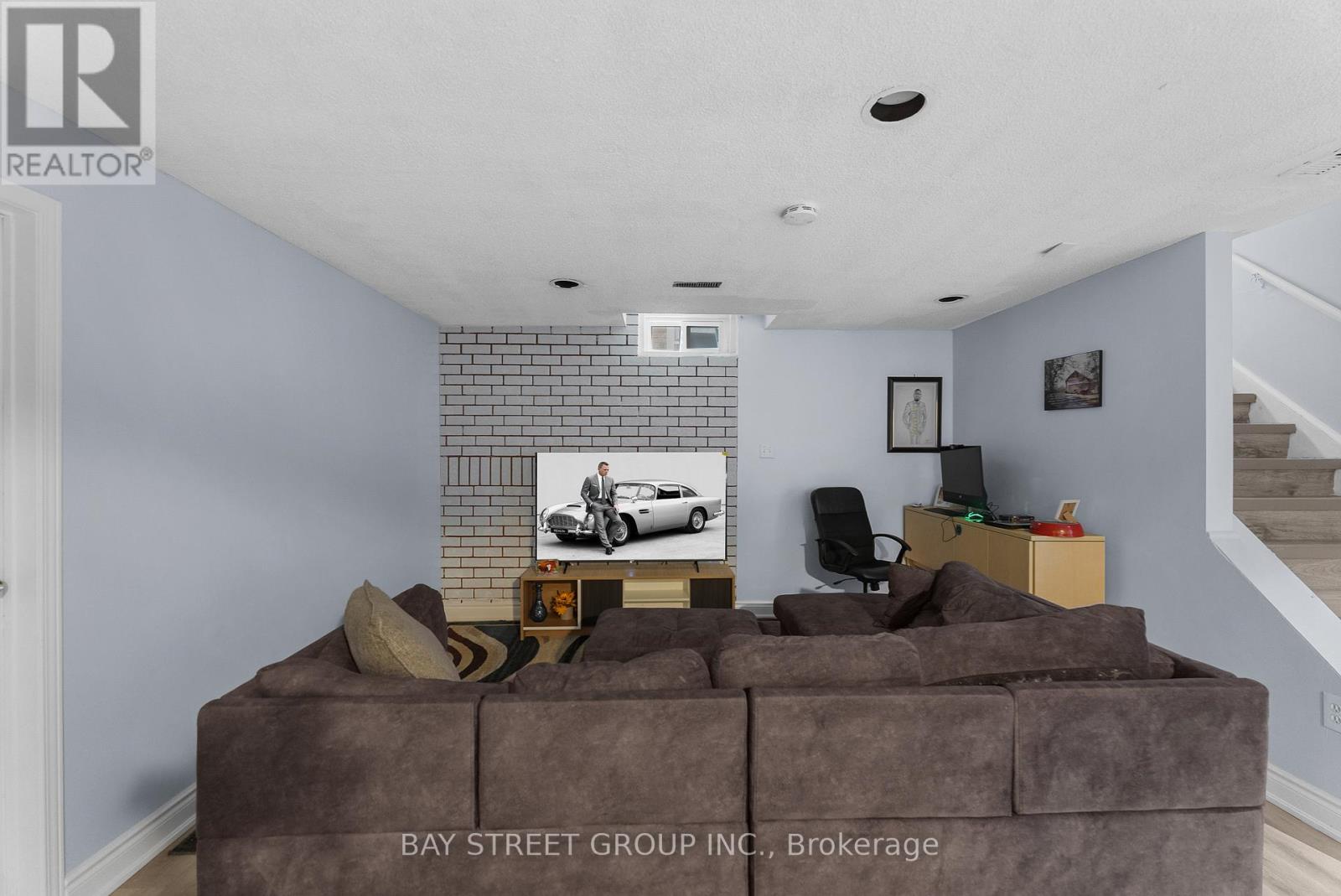 34 LAMP CRESCENT - 36