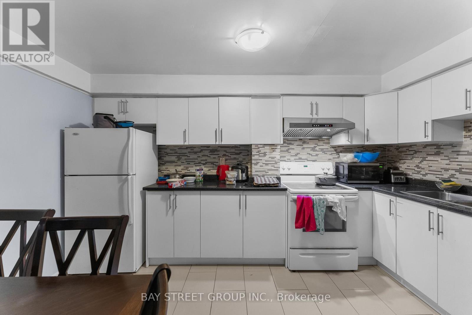 34 LAMP CRESCENT - 37
