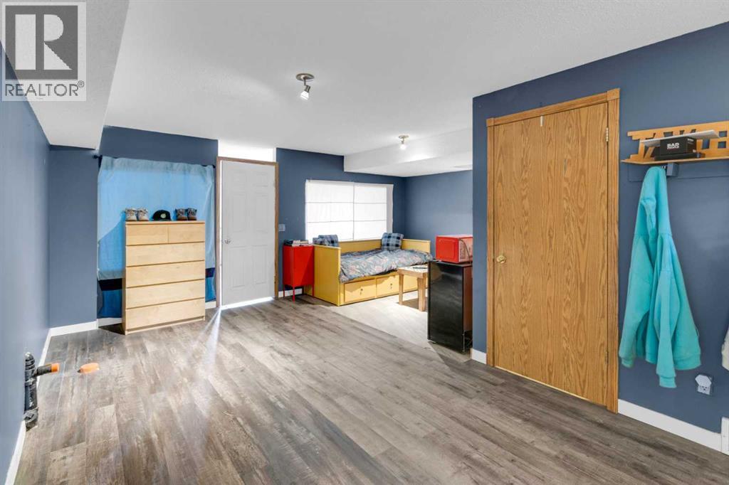 Single Family House Bi-level for Sale in  Laguna Way NE Monterey Park Calgary 