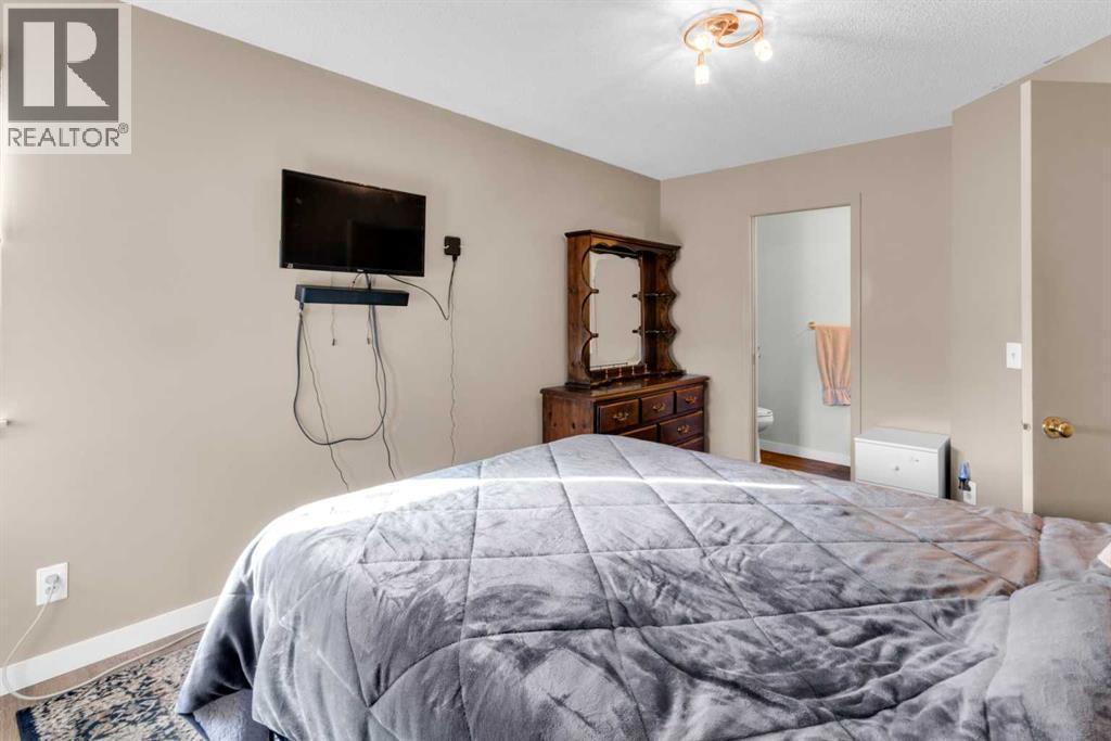 Single Family House Bi-level for Sale in  Laguna Way NE Monterey Park Calgary 