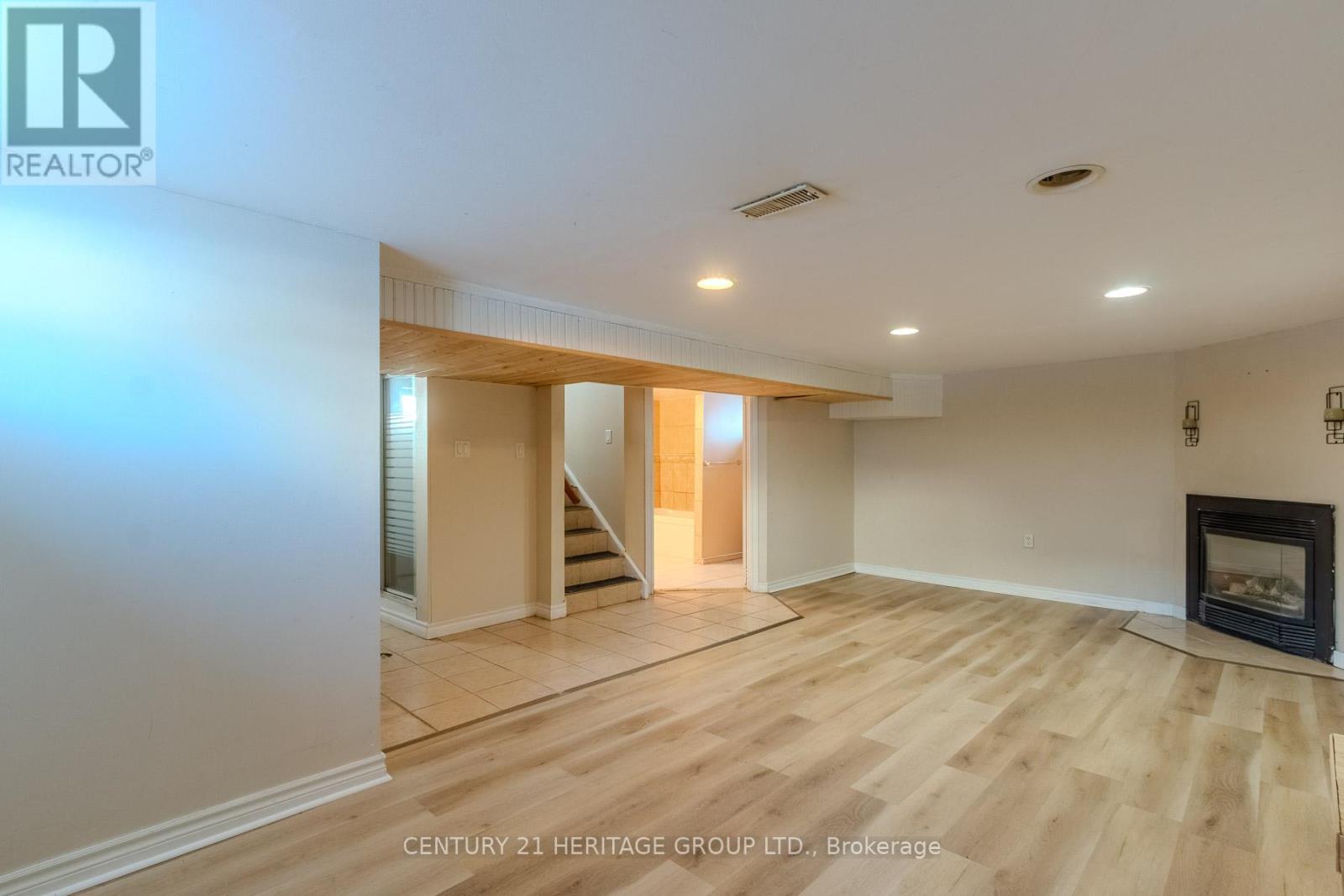 2232 QUEENSWAY DRIVE - 13