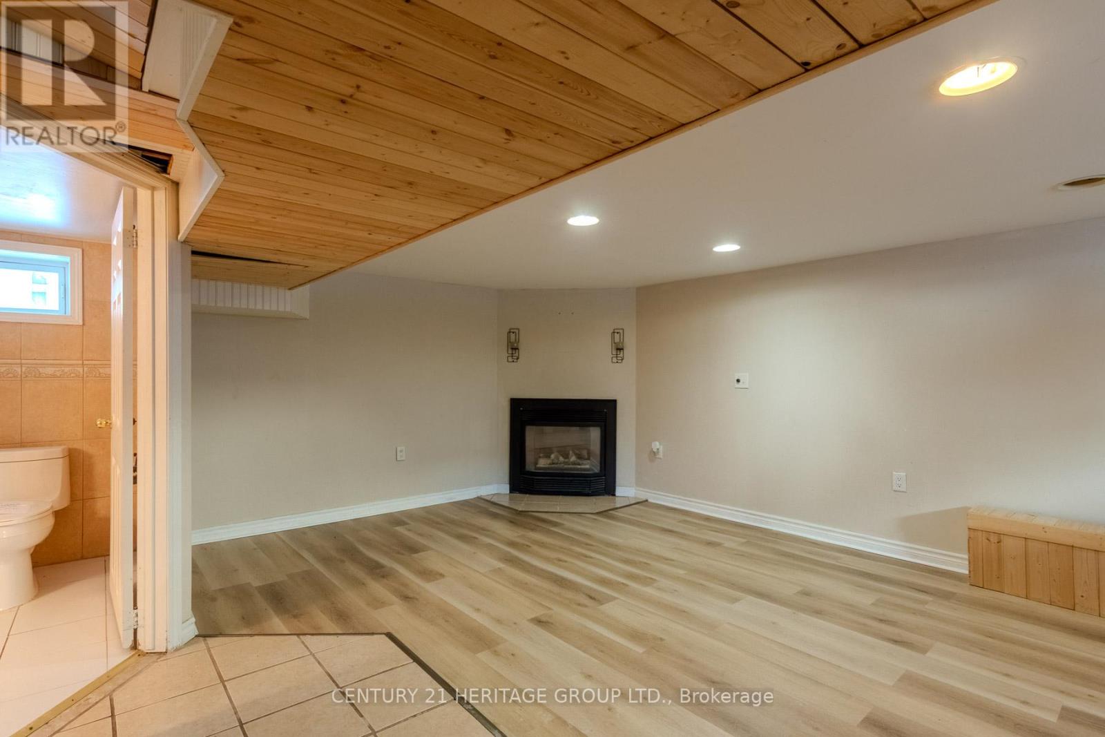 2232 QUEENSWAY DRIVE - 16
