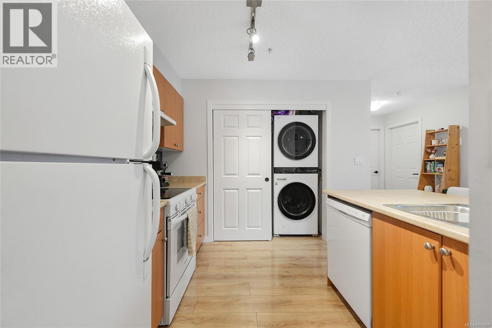 200 383 Wale Rd, Colwood