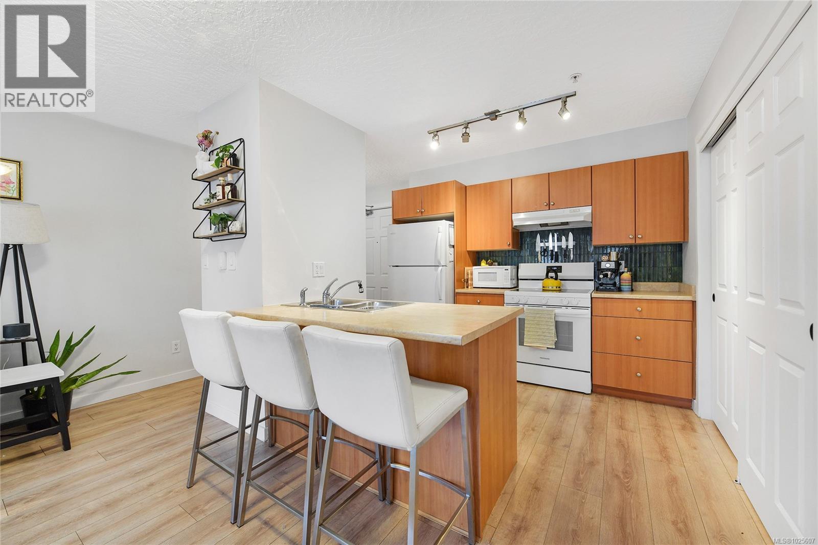 200 383 Wale Rd, Colwood