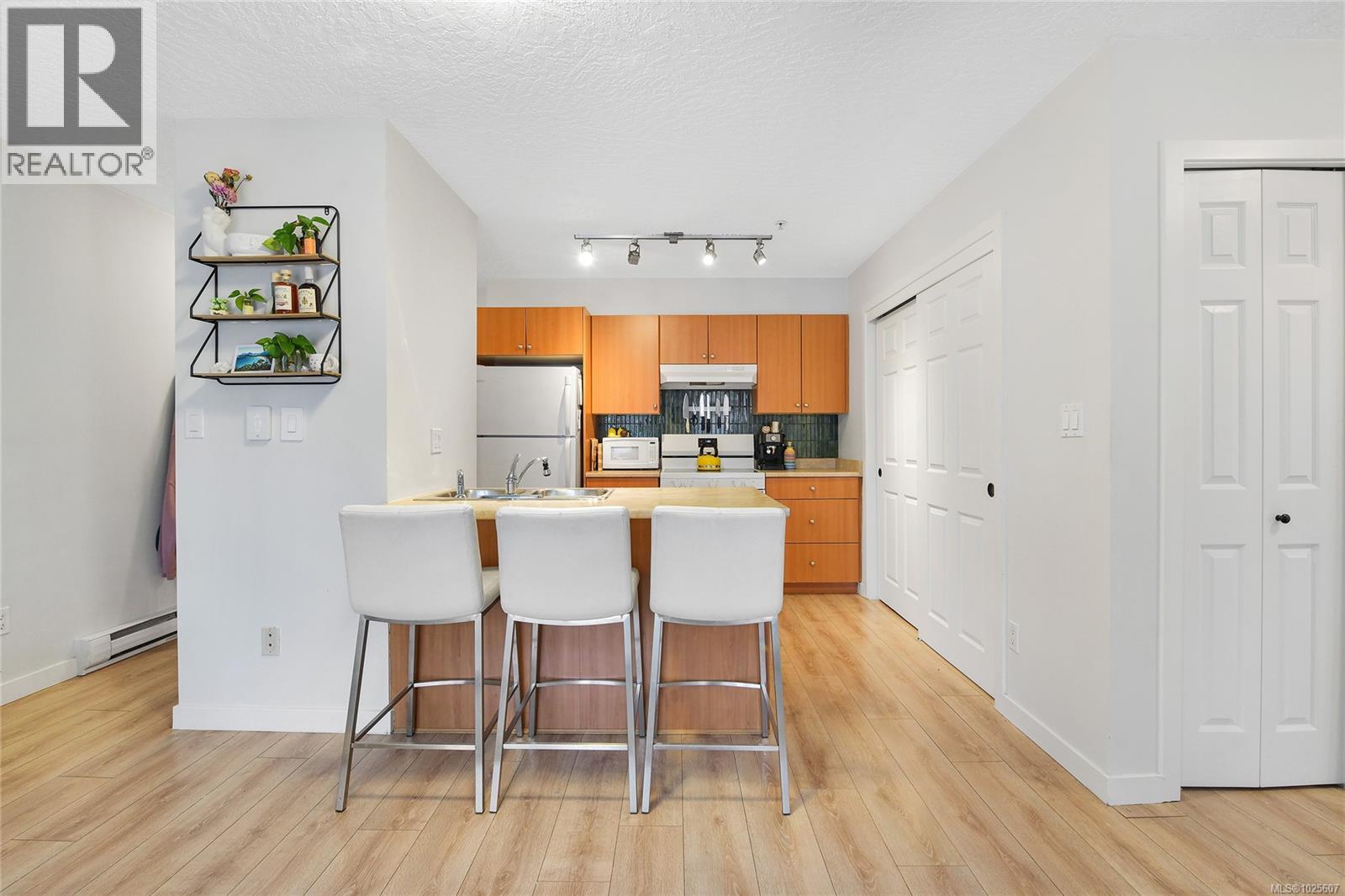 200 383 Wale Rd, Colwood