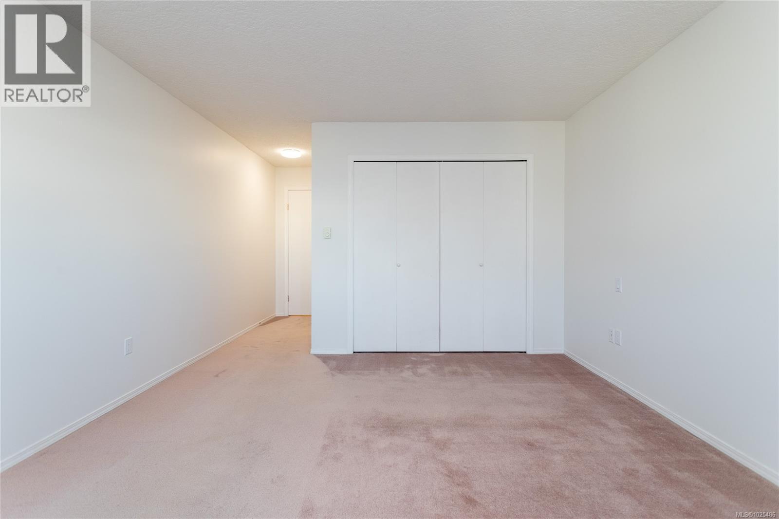 304 2490 Bevan Ave, Sidney