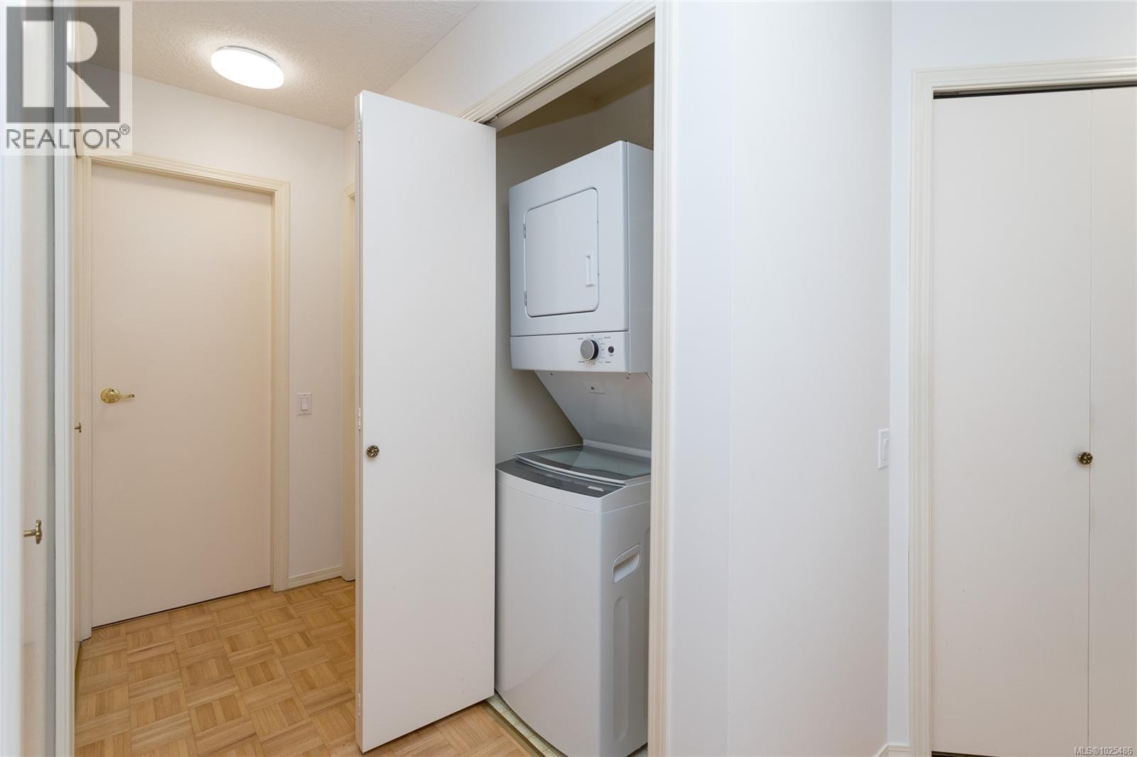 304 2490 Bevan Ave, Sidney