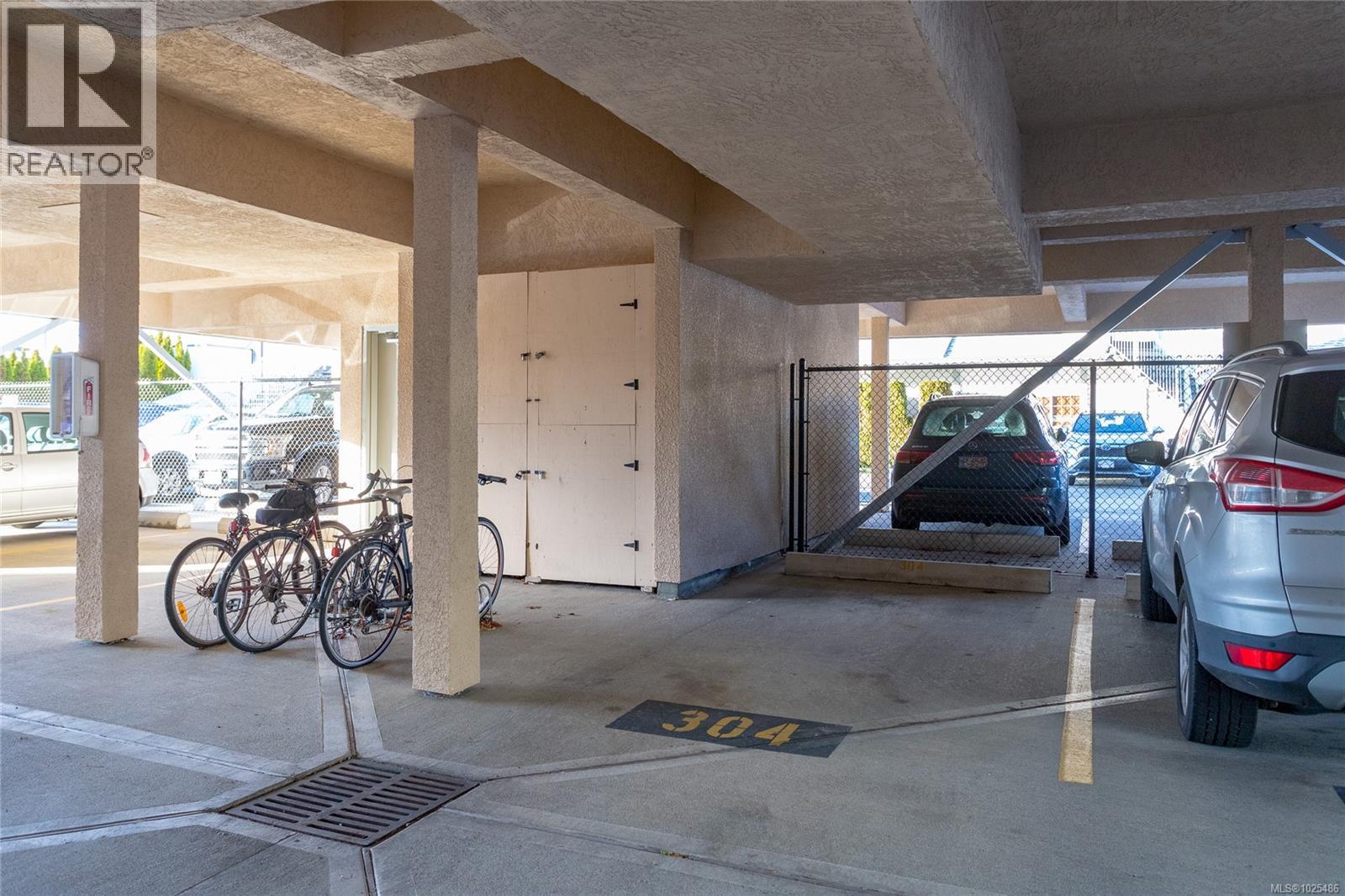 304 2490 Bevan Ave, Sidney