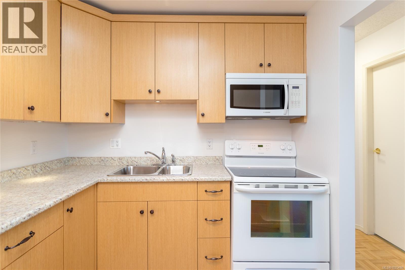 304 2490 Bevan Ave, Sidney