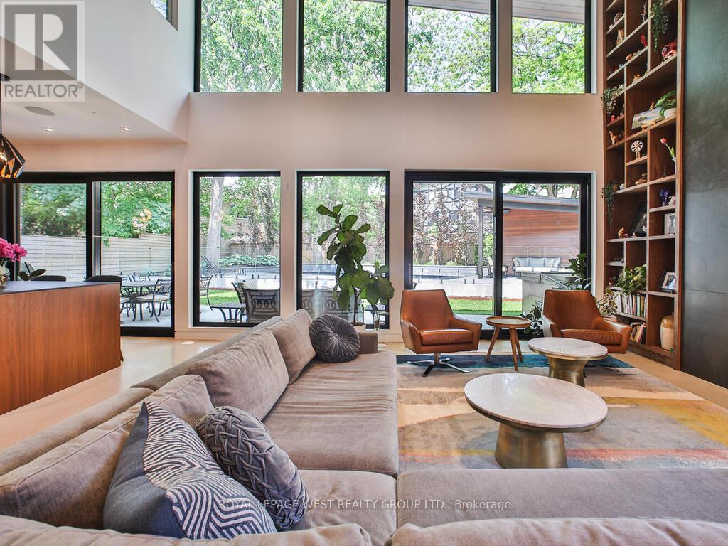 4 OLD OAK ROAD - Photo 4 of 48, Toronto (Kingsway South), Ontario