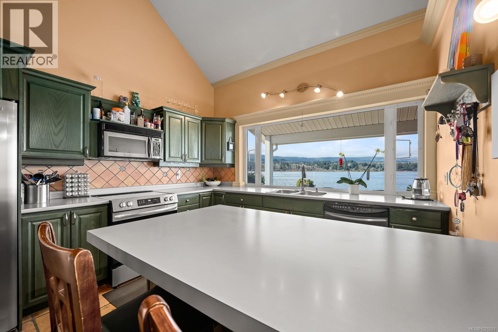 7600 Tozer Rd, Fanny Bay