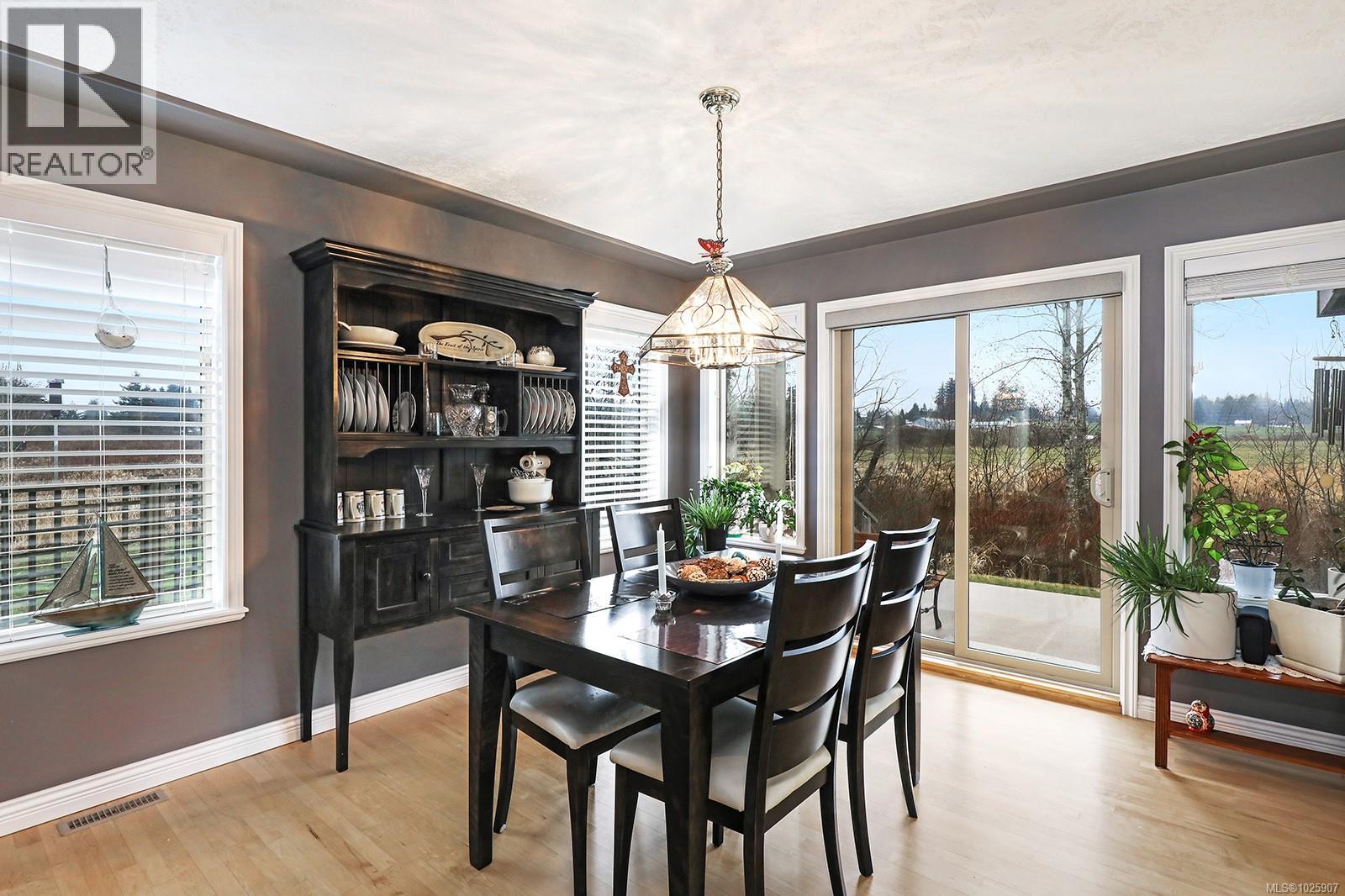 1675 Chester Pl, Comox