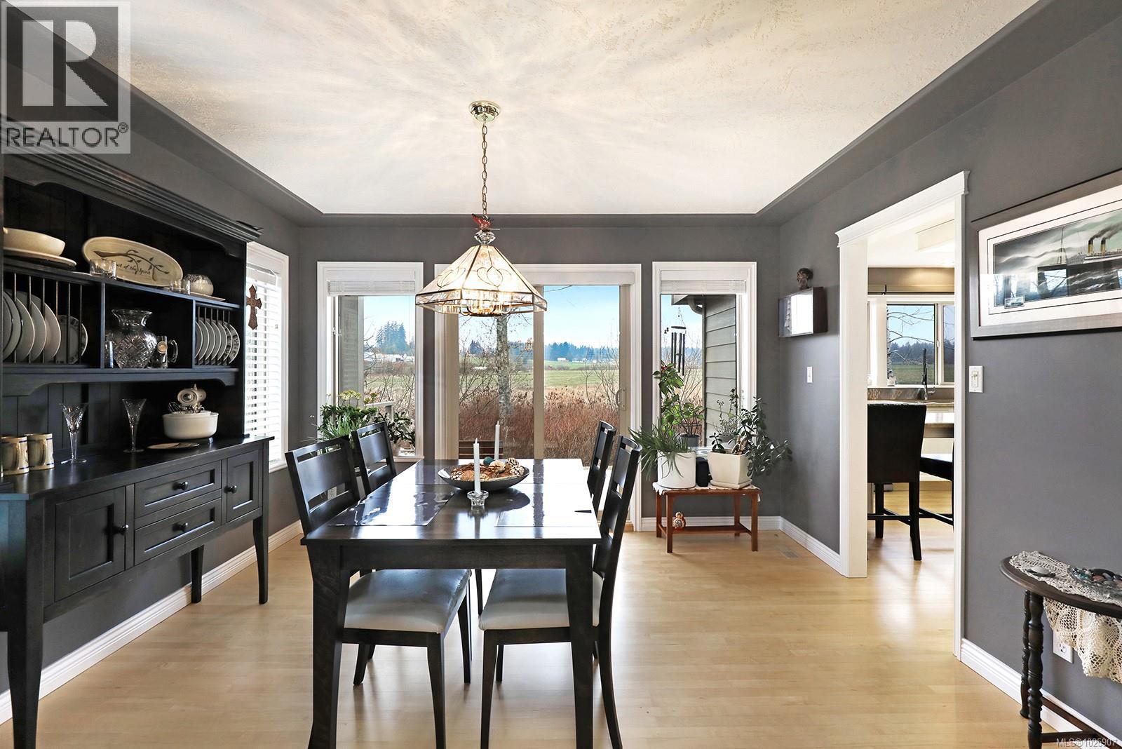 1675 Chester Pl, Comox