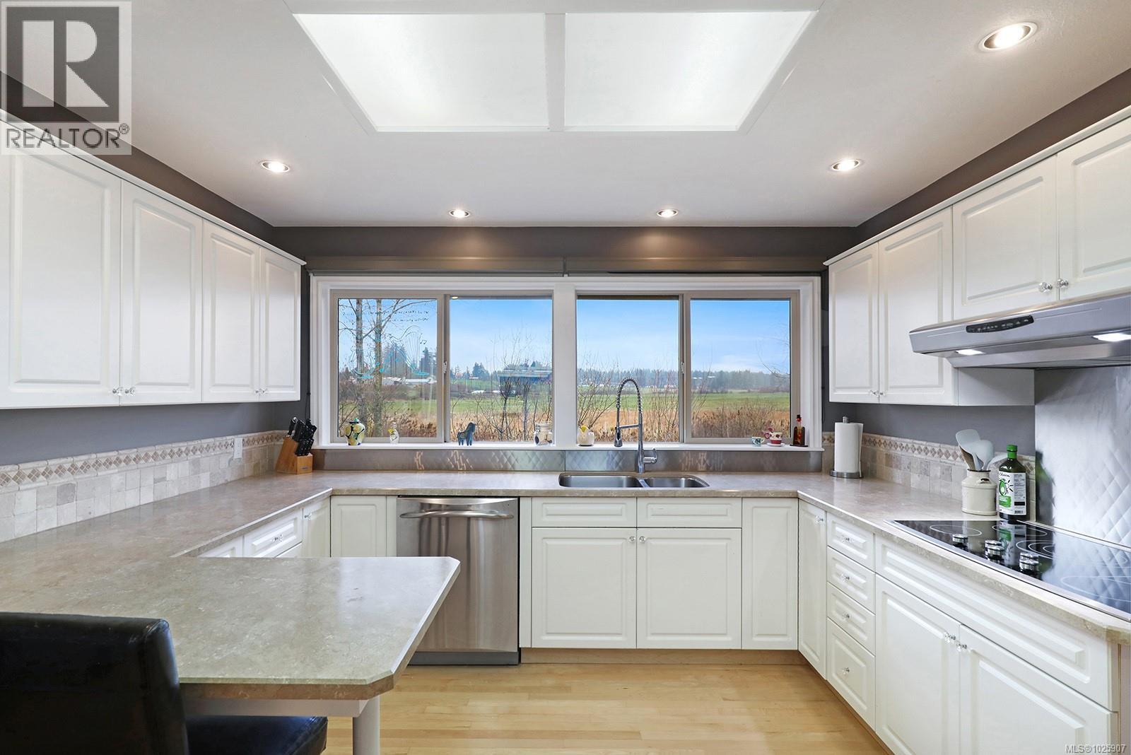 1675 Chester Pl, Comox