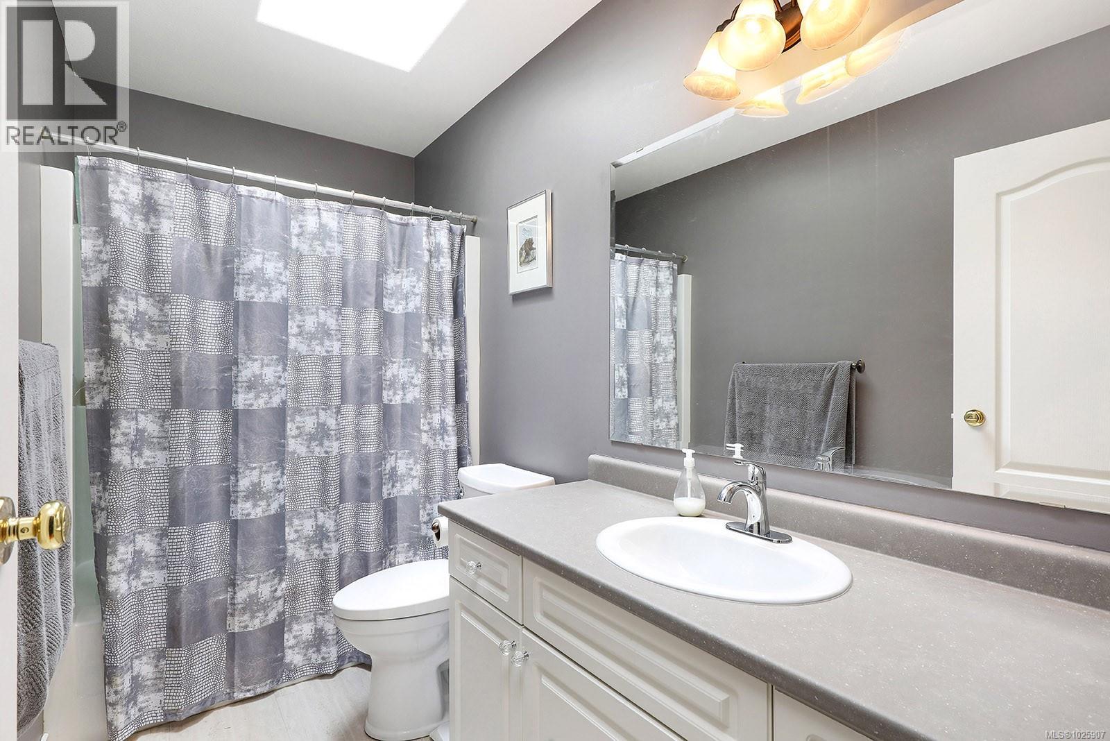 1675 Chester Pl, Comox