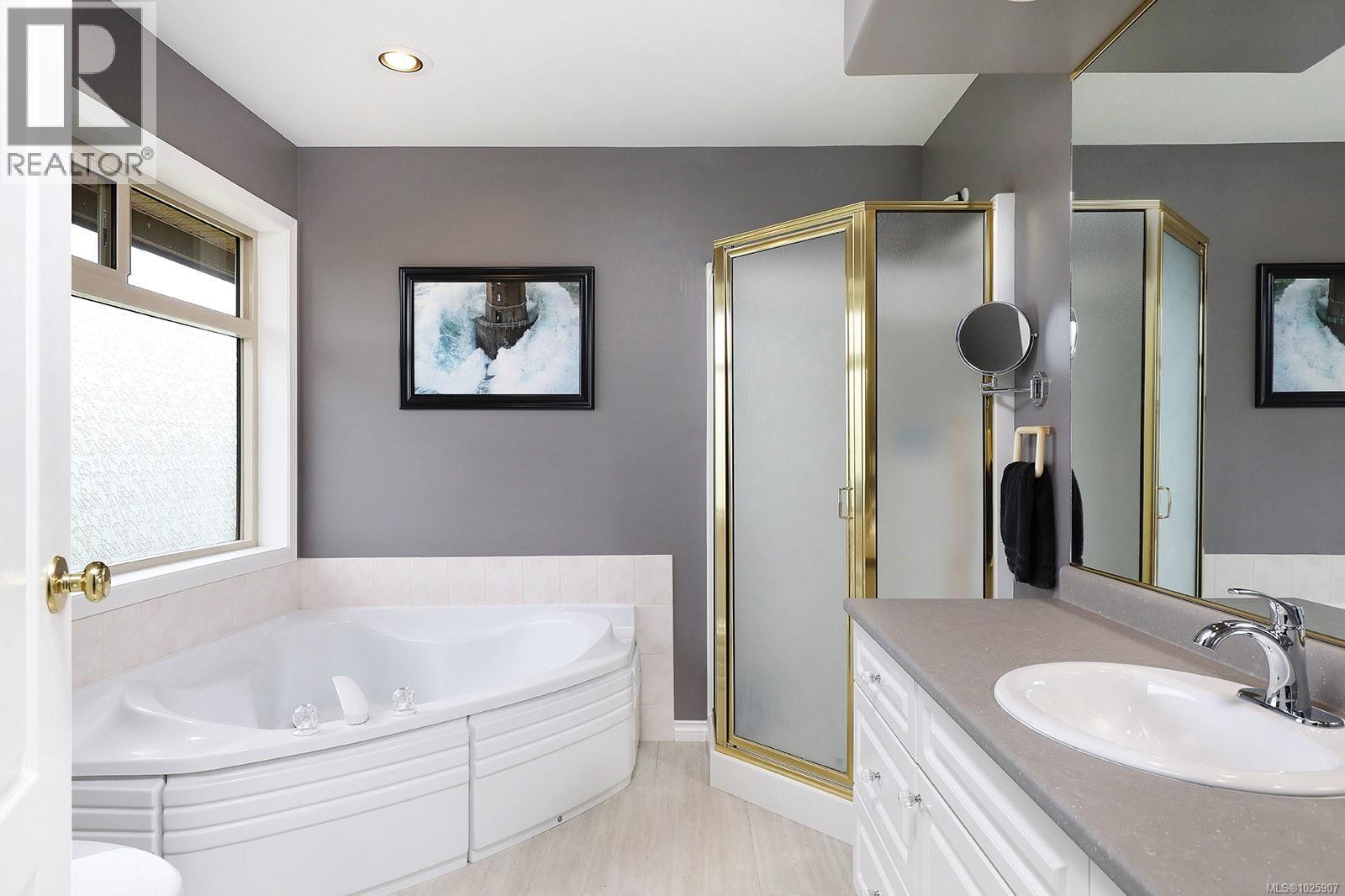 1675 Chester Pl, Comox