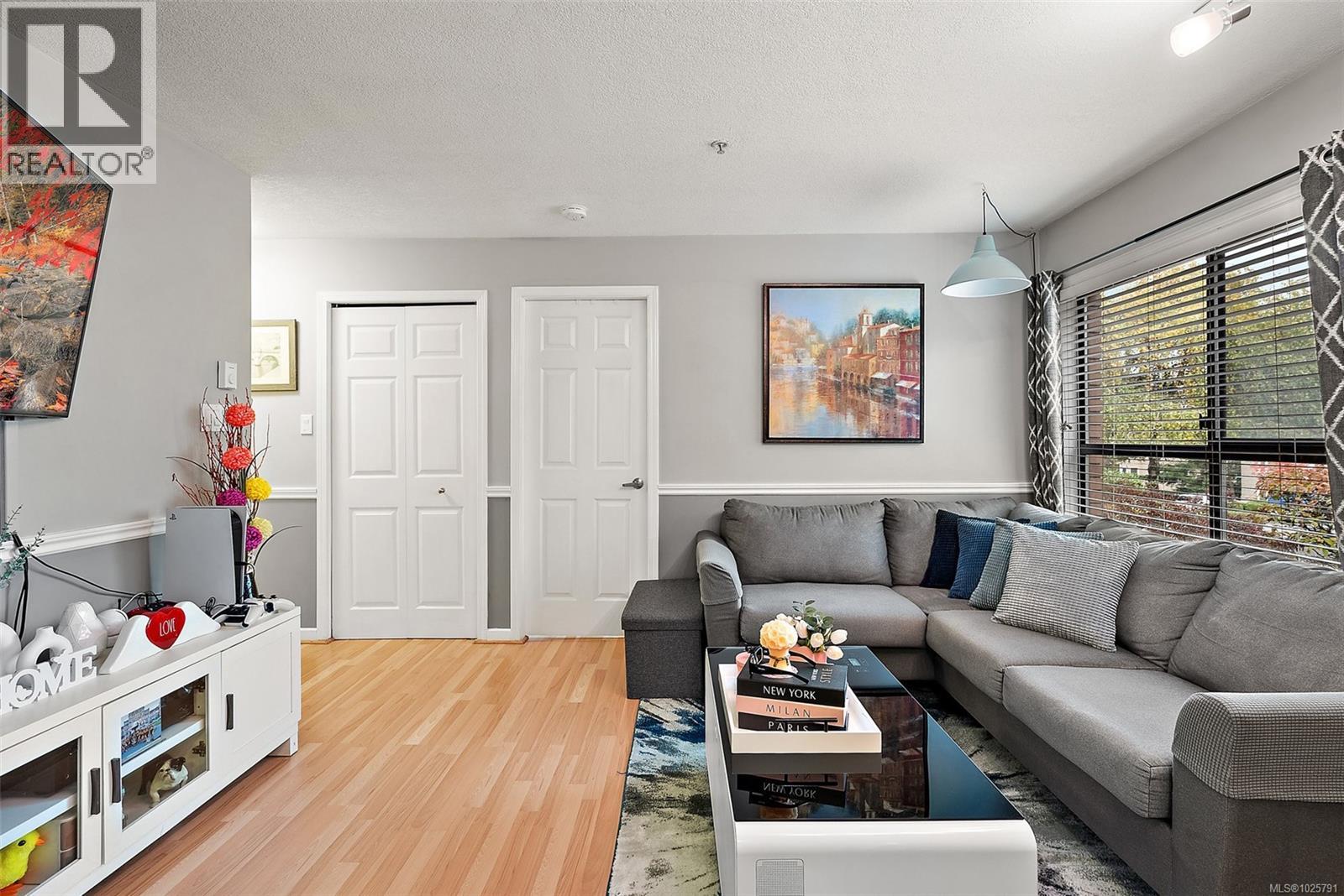 202 7 Gorge Road West, Saanich