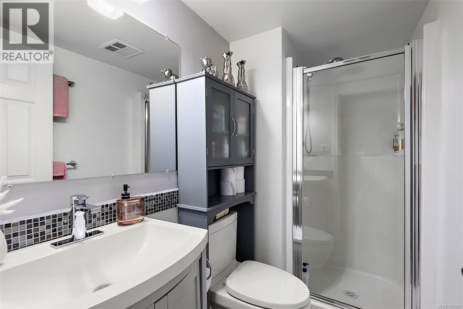 202 7 Gorge Road West, Saanich