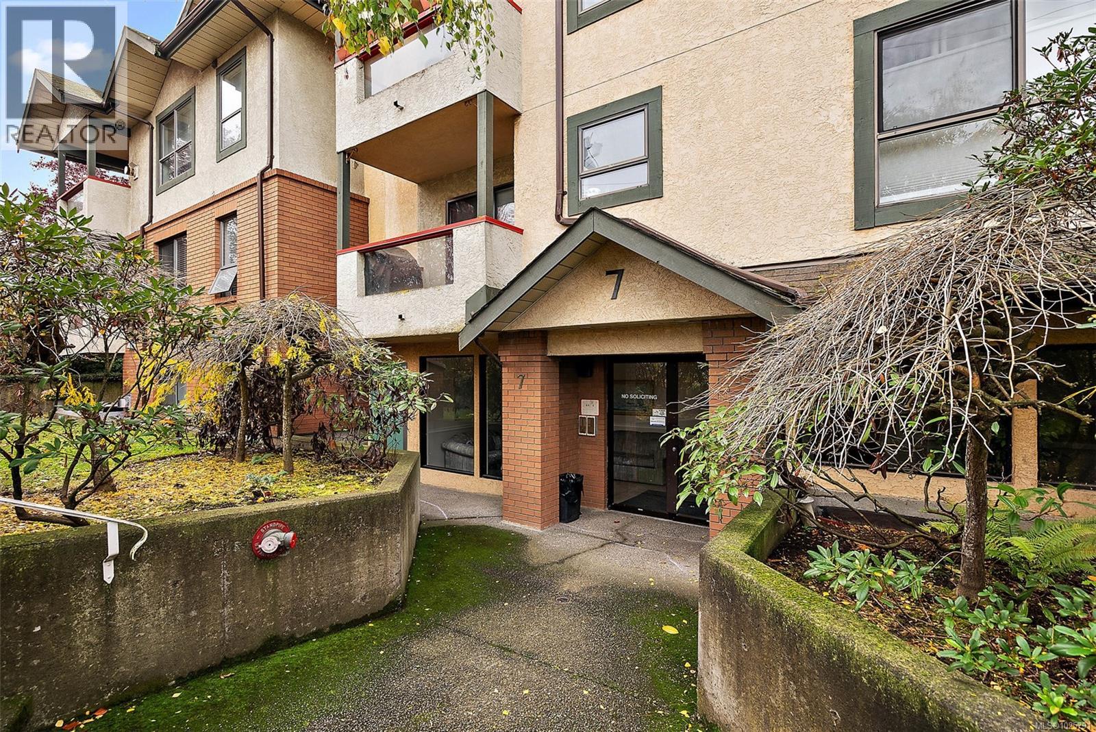 202 7 Gorge Road West, Saanich