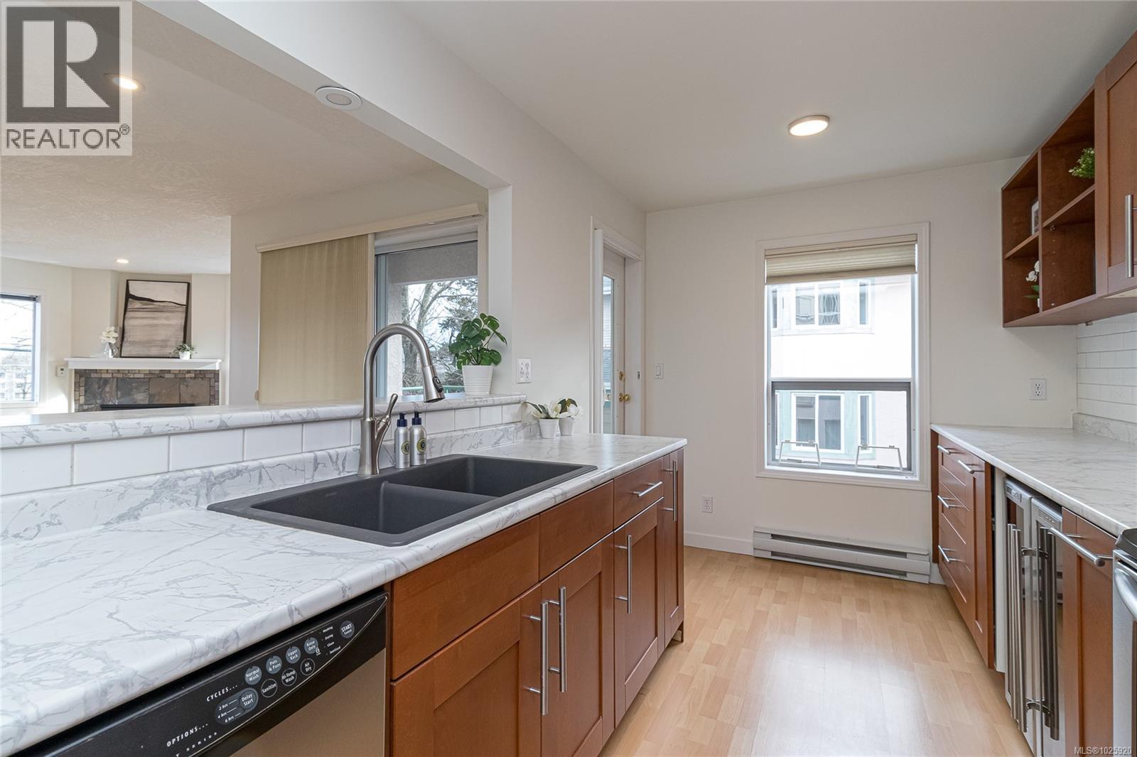 201 1007 Caledonia Avenue, Victoria