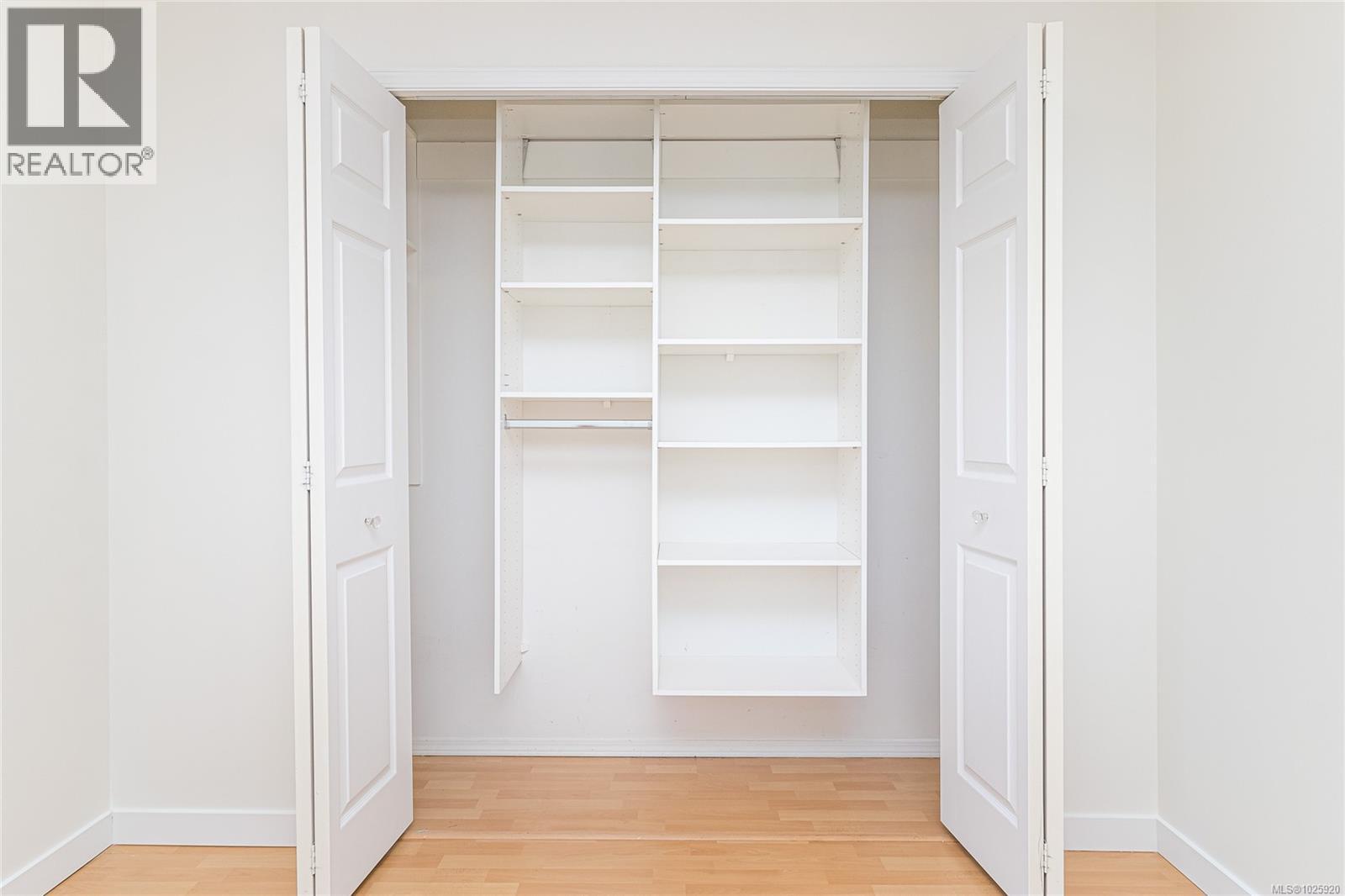 201 1007 Caledonia Avenue, Victoria