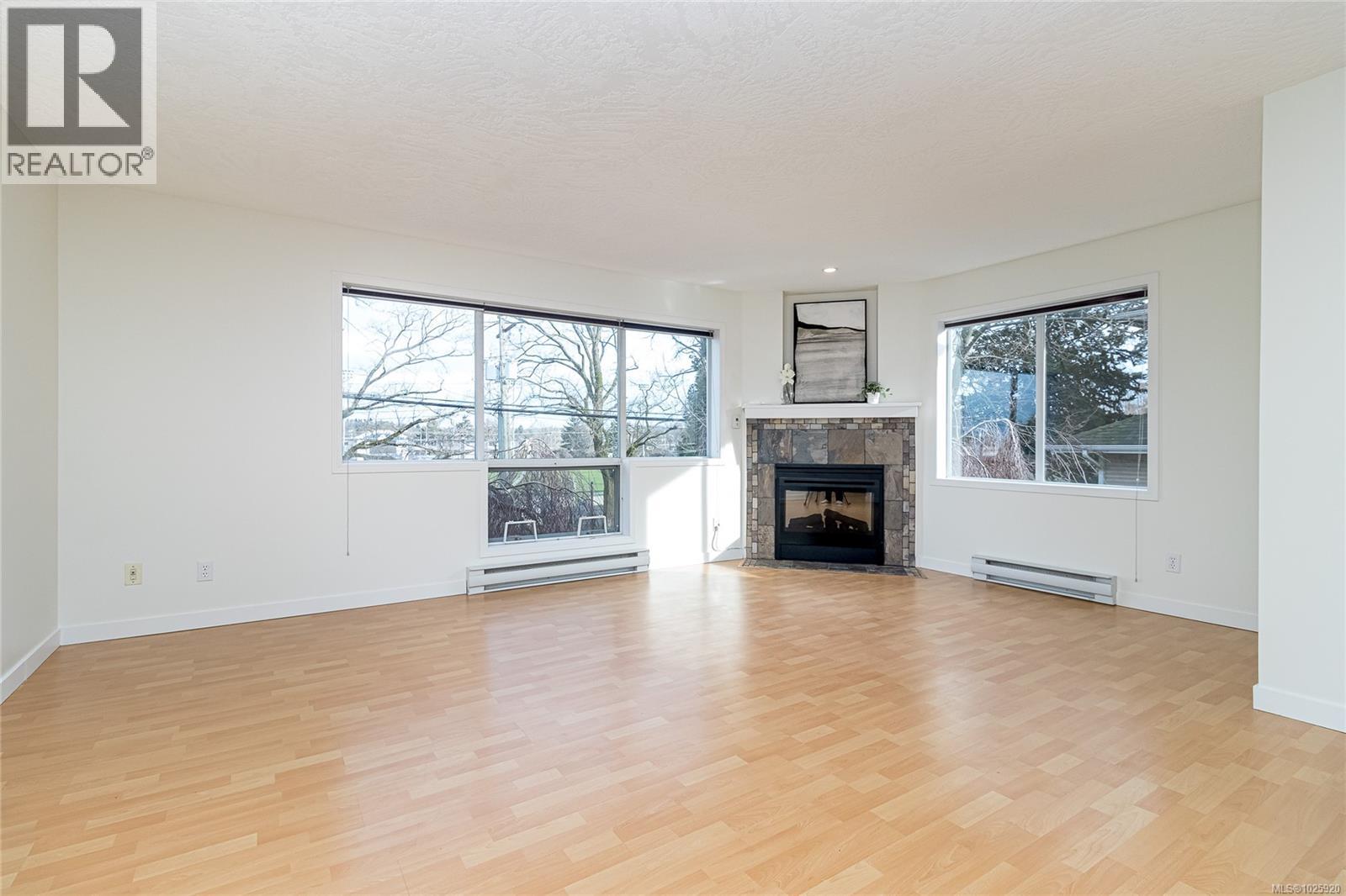 201 1007 Caledonia Avenue, Victoria