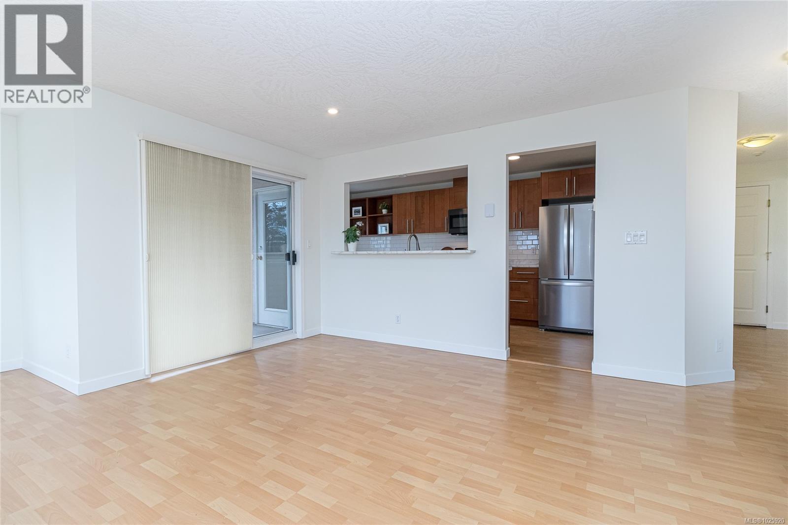 201 1007 Caledonia Avenue, Victoria