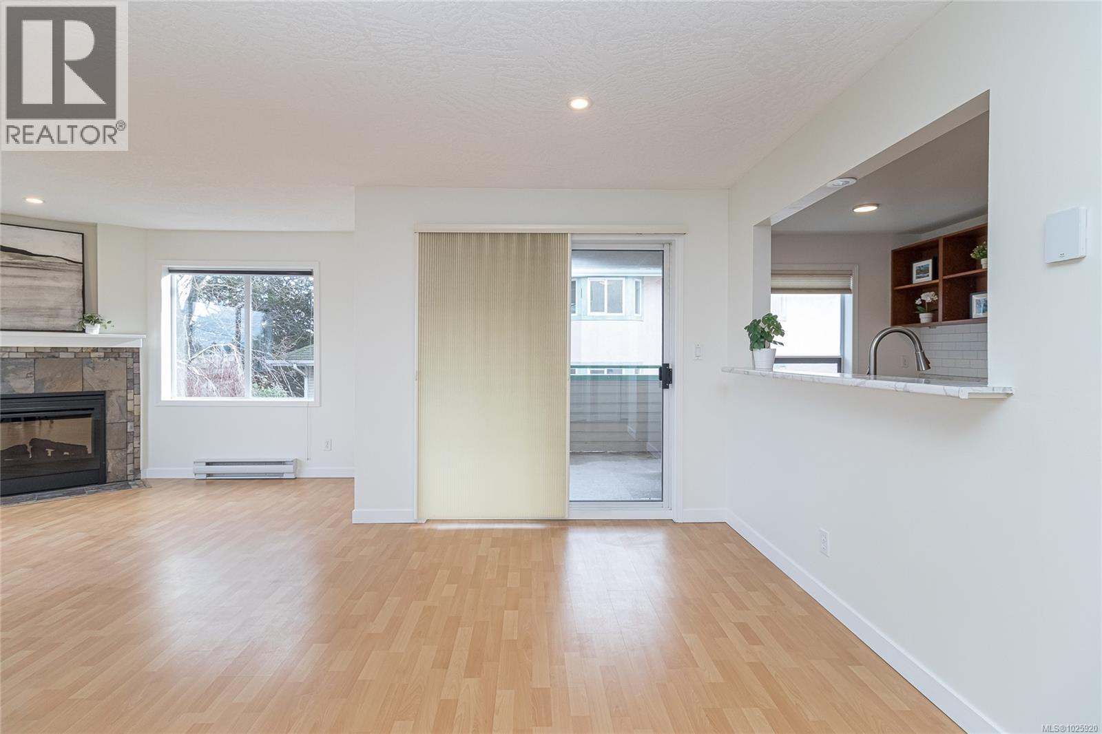 201 1007 Caledonia Avenue, Victoria