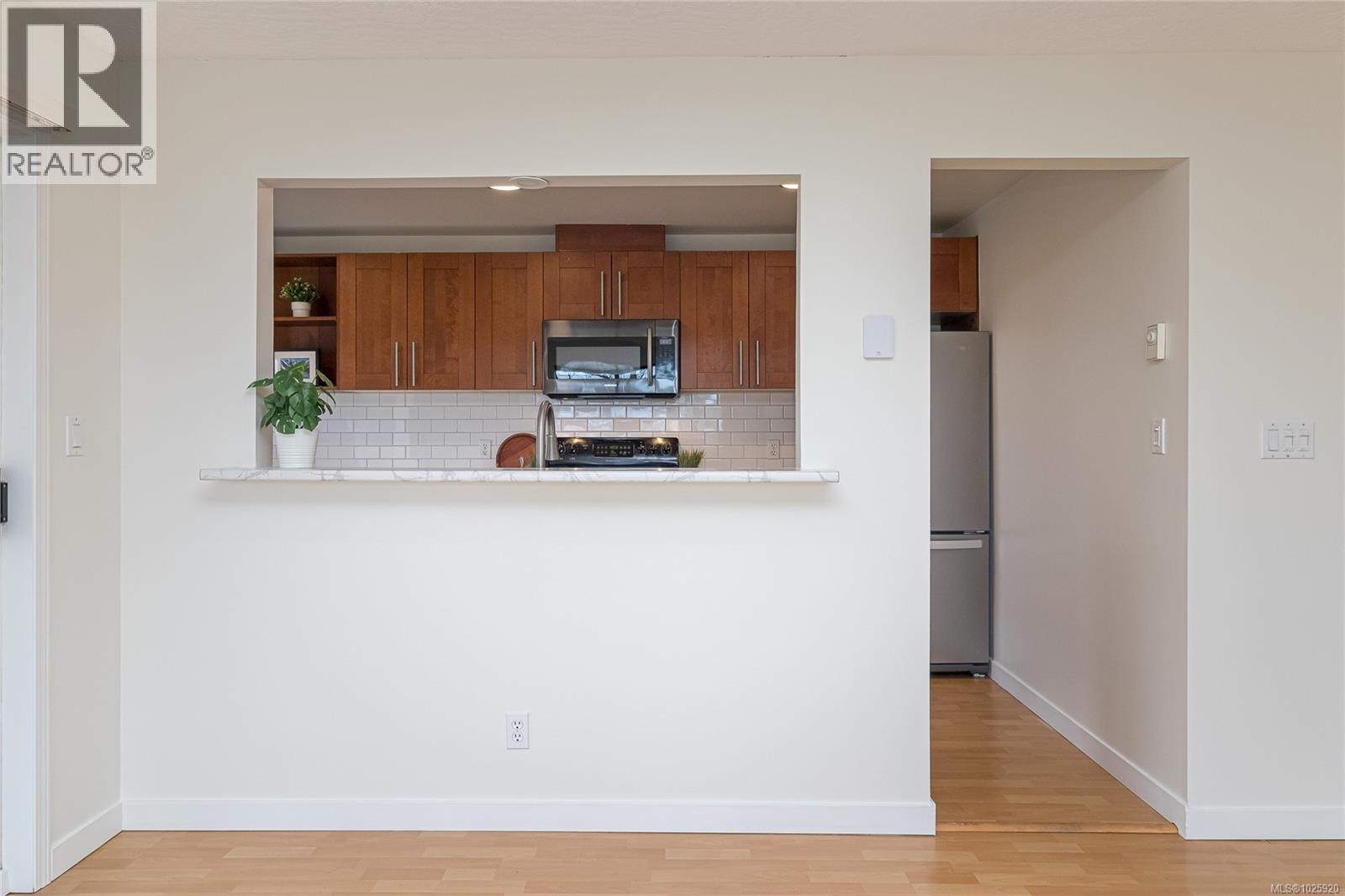 201 1007 Caledonia Avenue, Victoria