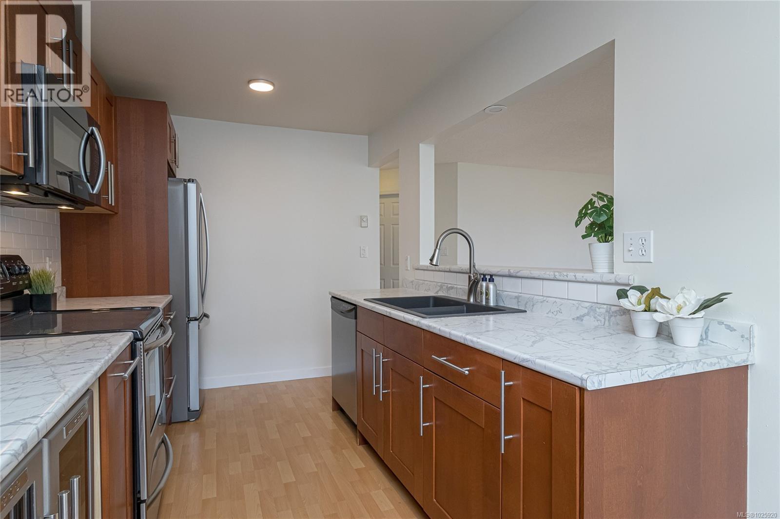 201 1007 Caledonia Avenue, Victoria