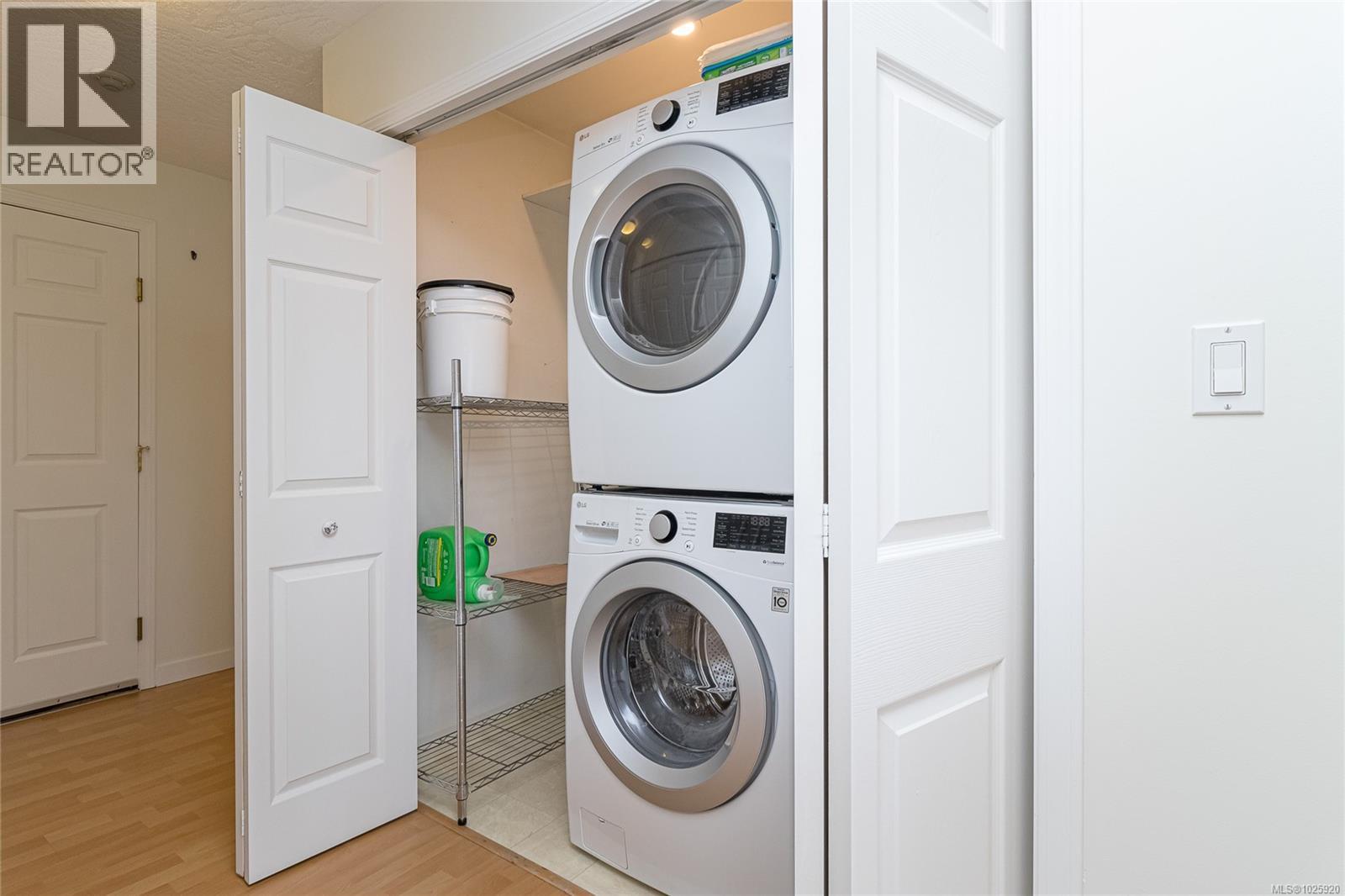 201 1007 Caledonia Avenue, Victoria