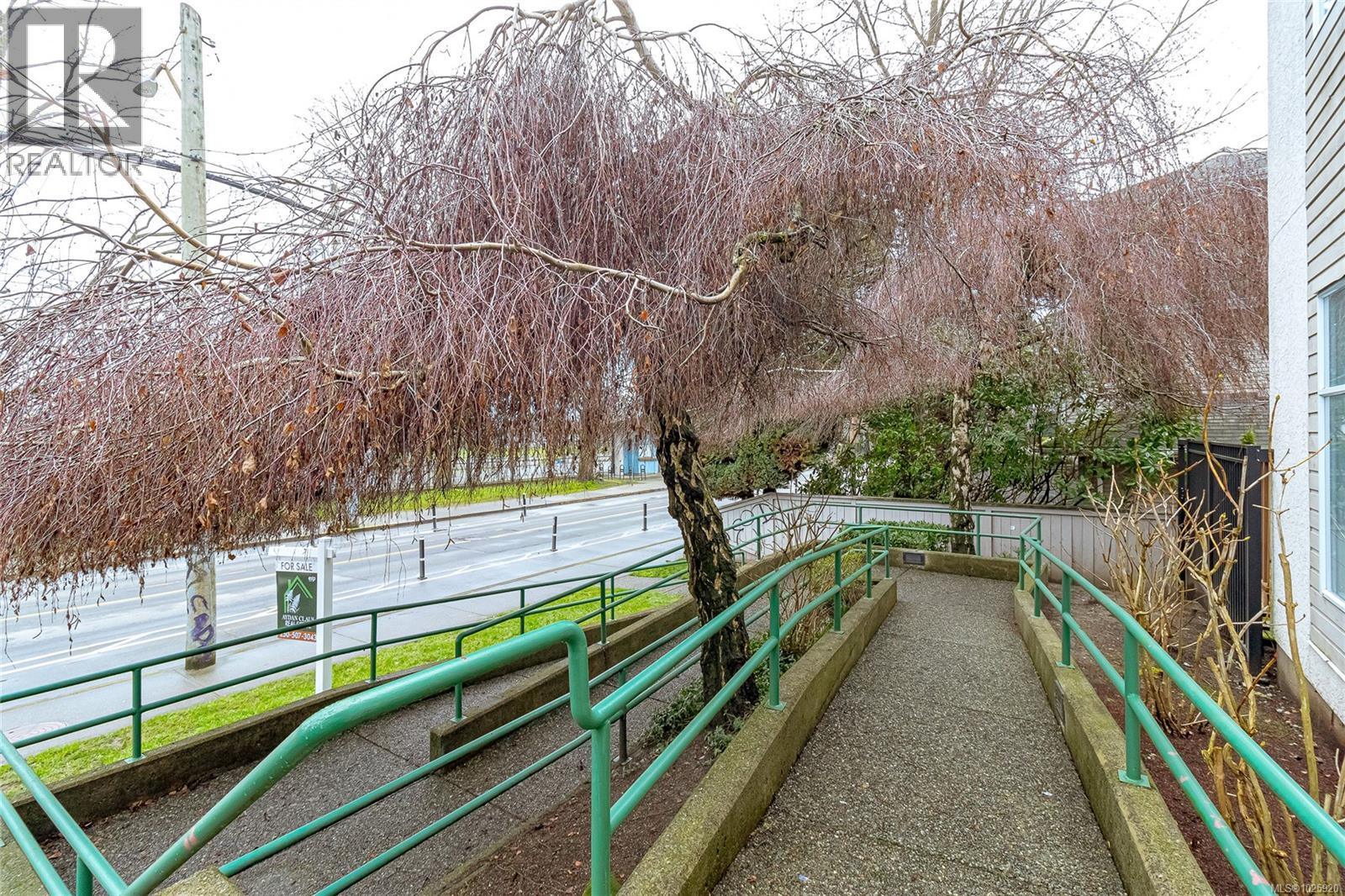 201 1007 Caledonia Avenue, Victoria