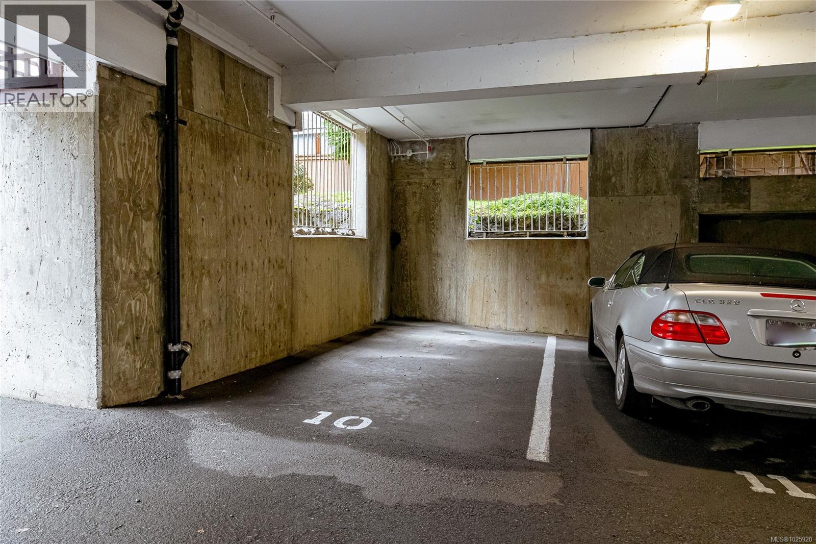 201 1007 Caledonia Avenue, Victoria