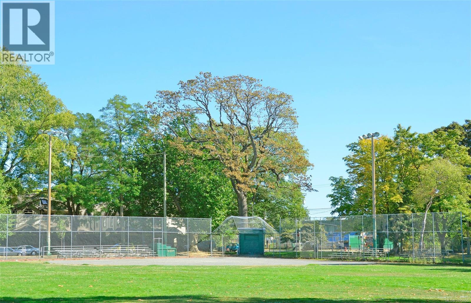 201 1007 Caledonia Avenue, Victoria