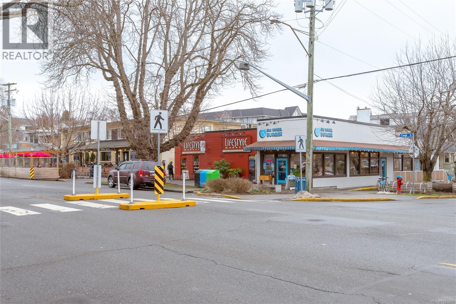 201 1007 Caledonia Avenue, Victoria