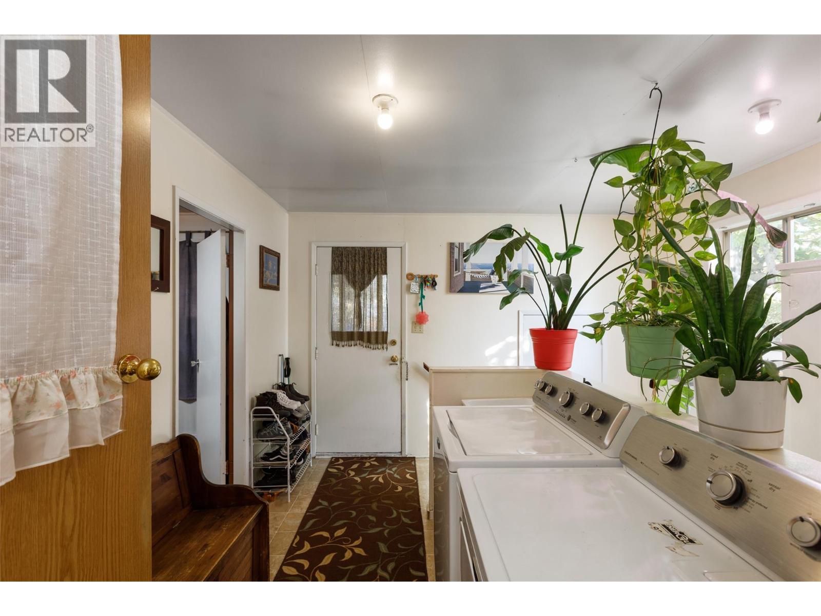  858 Cawston Avenue, Kelowna