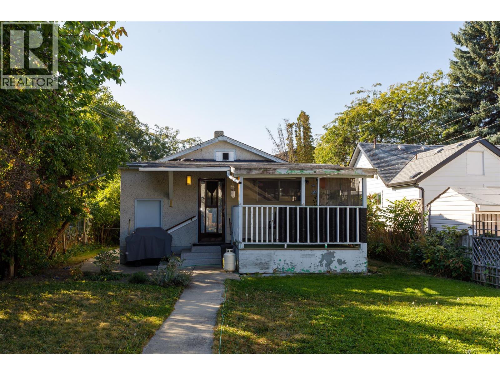  858 Cawston Avenue, Kelowna