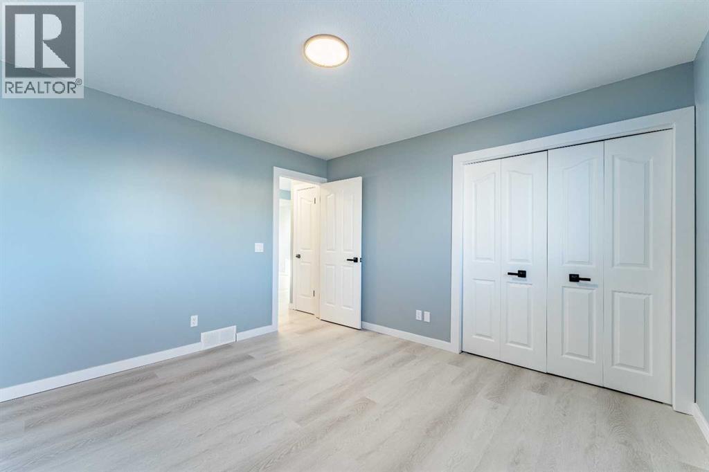 Single Family House Bi-level for Sale in  Erin Meadow Crescent SE Erin Woods Calgary 